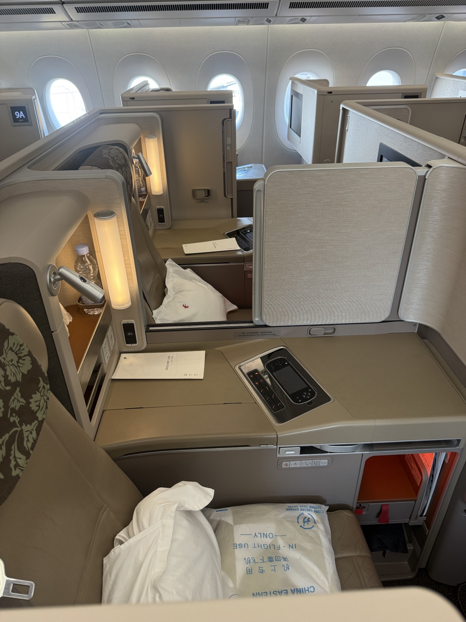 中国東方航空A350-900ビジネスクラスのキャビン
