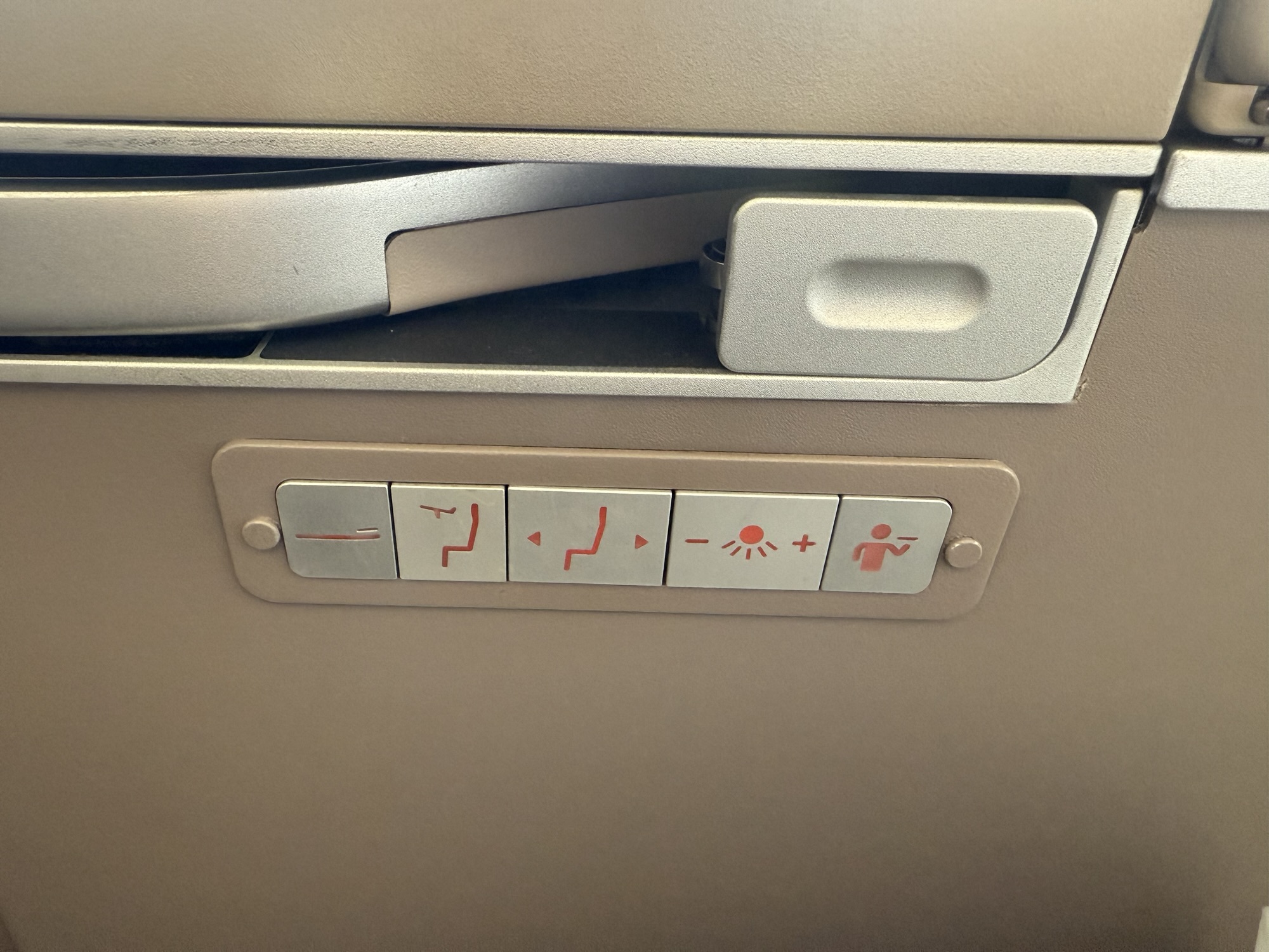 中国東方航空A350-900ビジネスクラスの座席操作ボタン