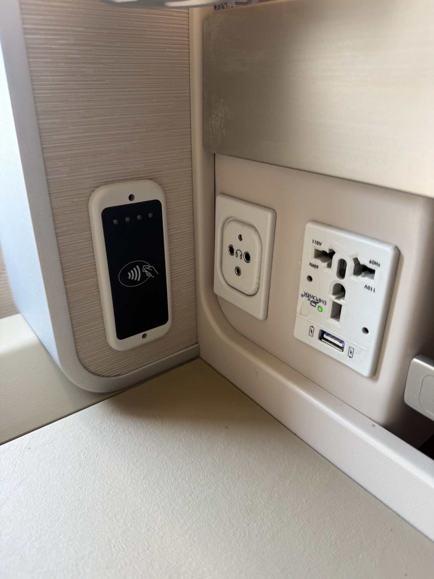 中国東方航空A350-900ビジネスクラスの電源コンセントとUSBポート