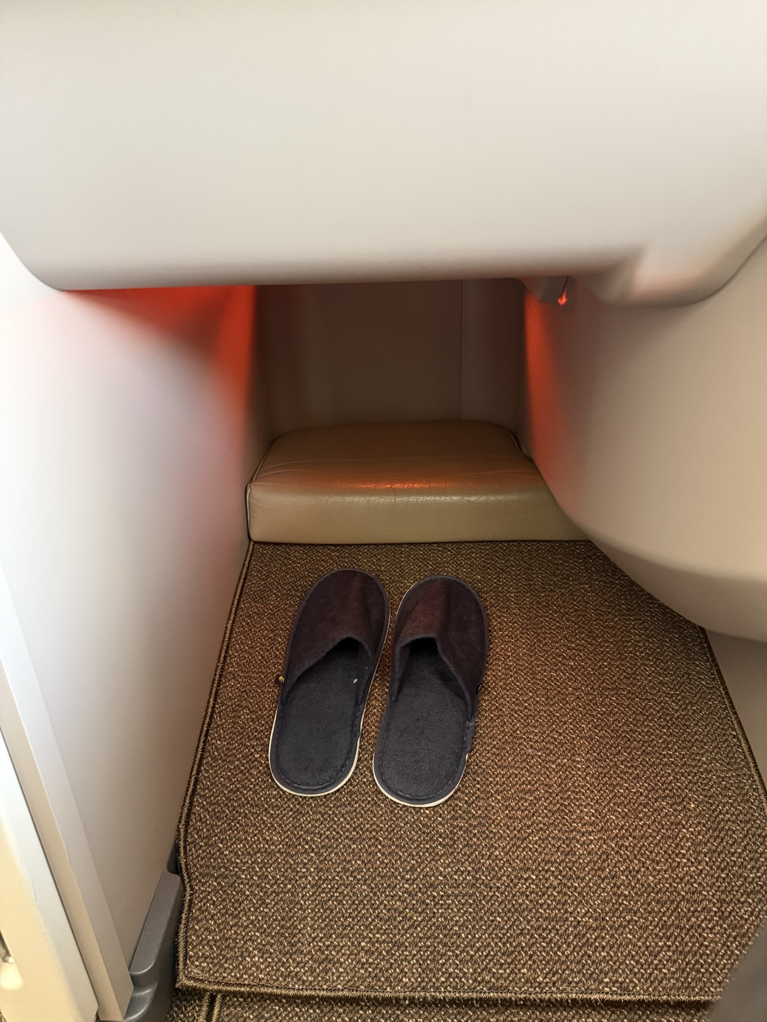 中国東方航空A350-900ビジネスクラスの足元とオットマン