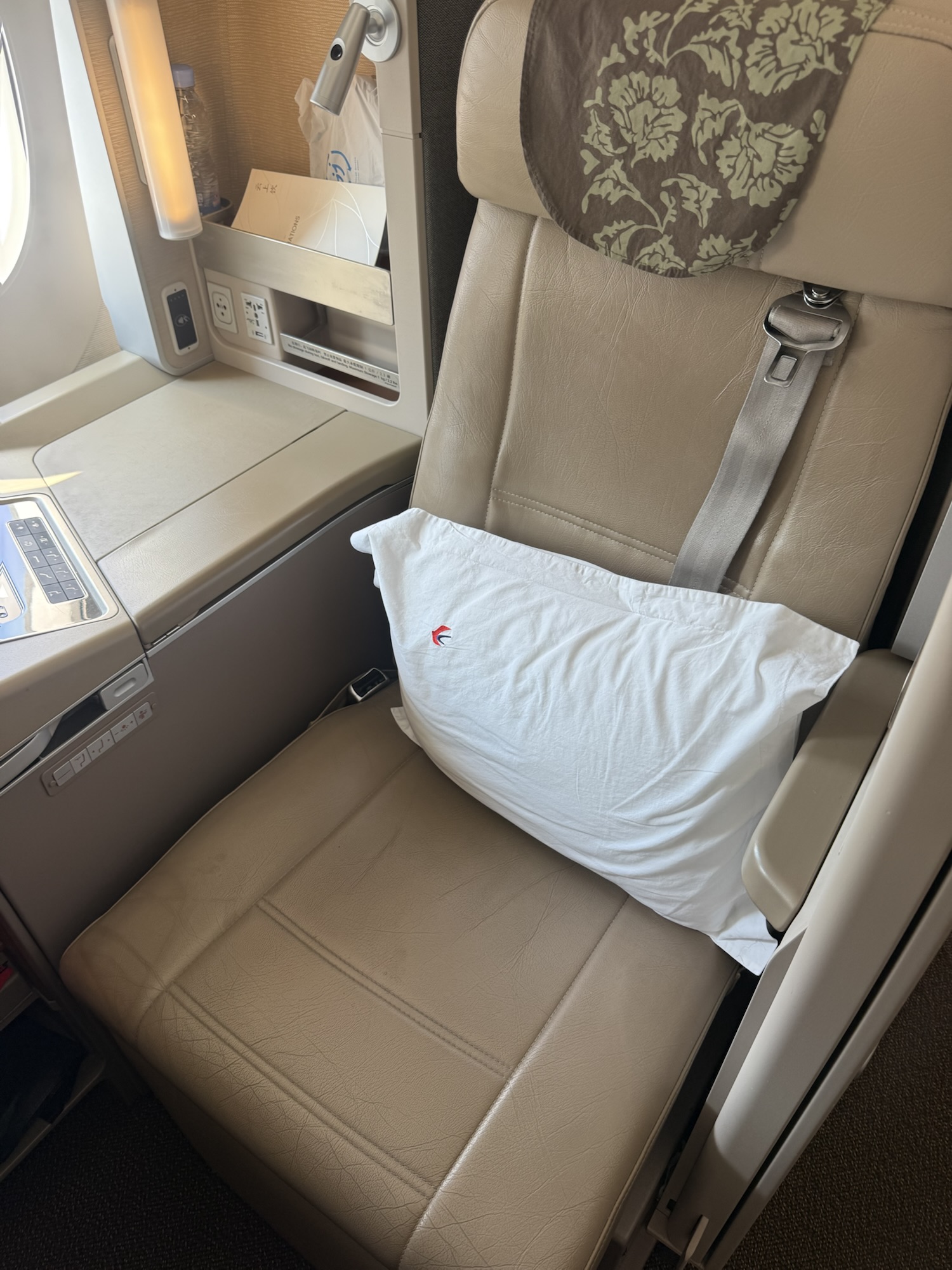 中国東方航空A350-900ビジネスクラスの窓側シート