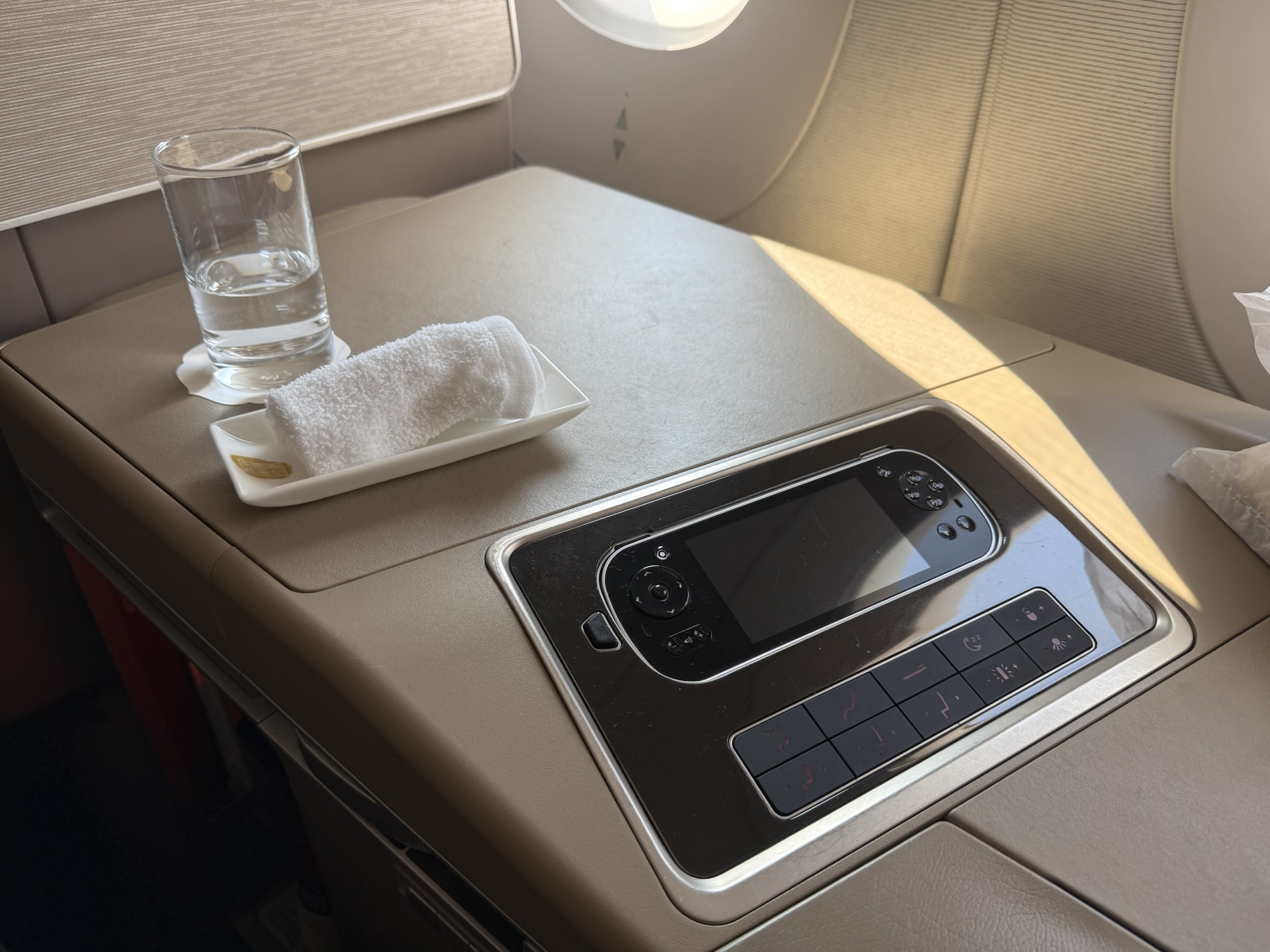 中国東方航空MU523便ビジネスクラスのウェルカムドリンクとおしぼり
