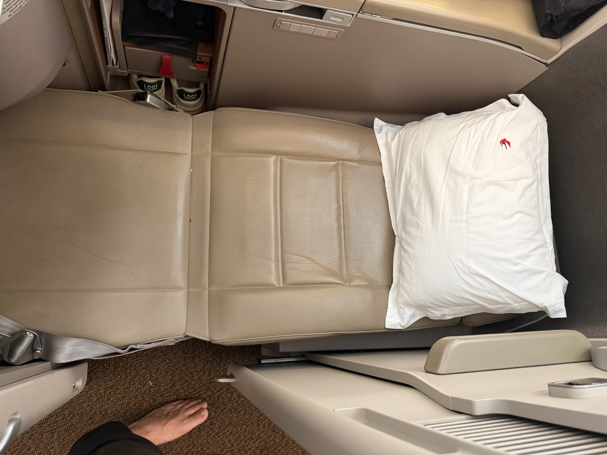 中国東方航空A350-900ビジネスクラスのシートを倒した状態