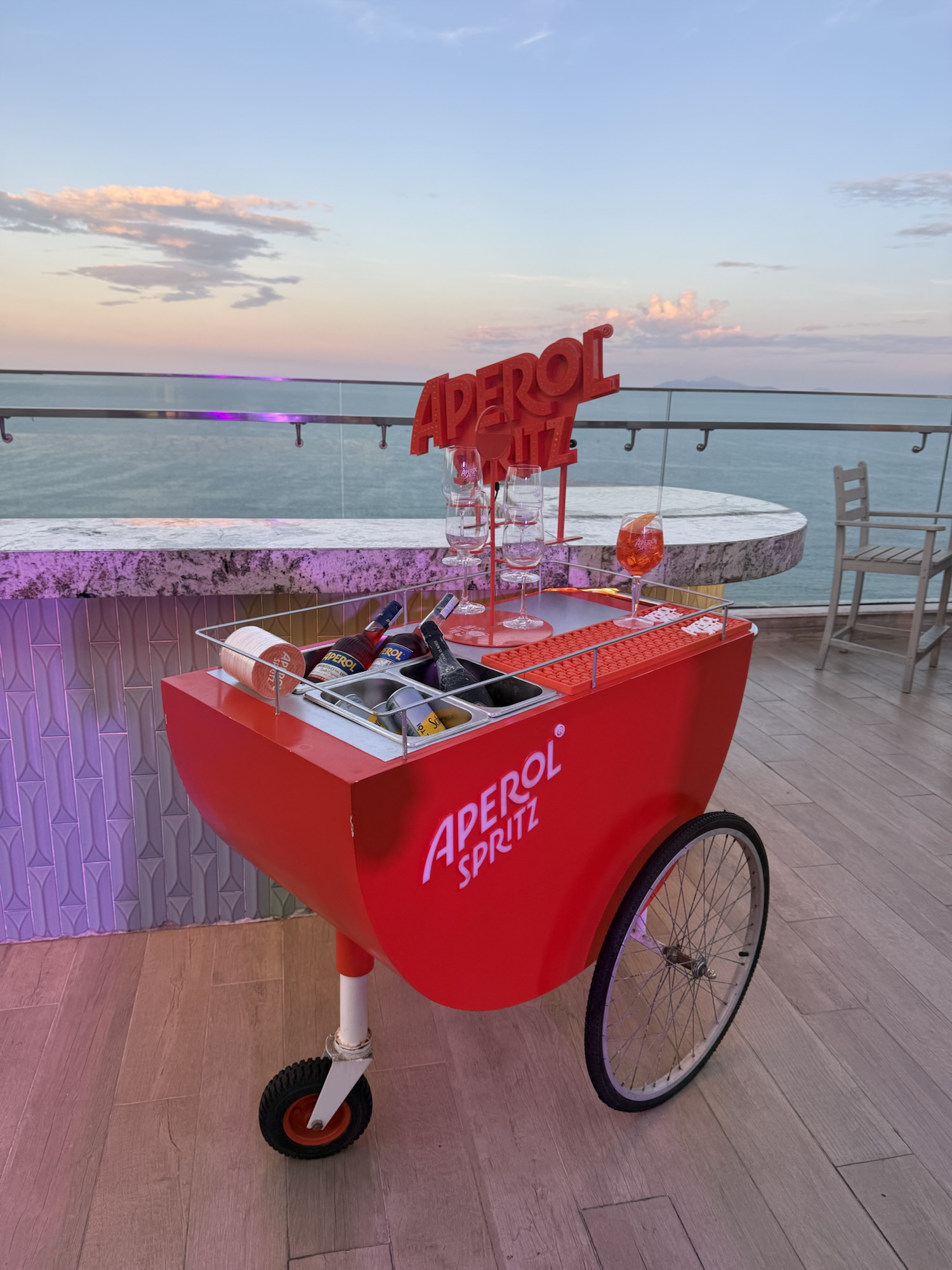 Ciela Skybar & Diningに置かれたAperol Spritzのカート