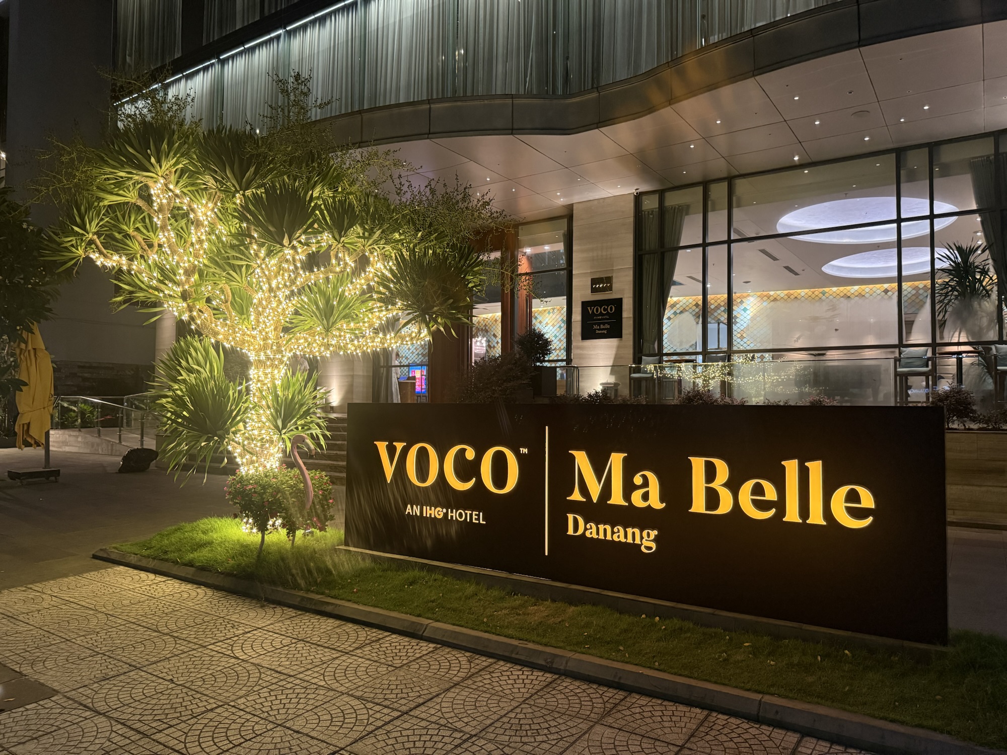 夜のvoco Ma Belle Danangエントランス