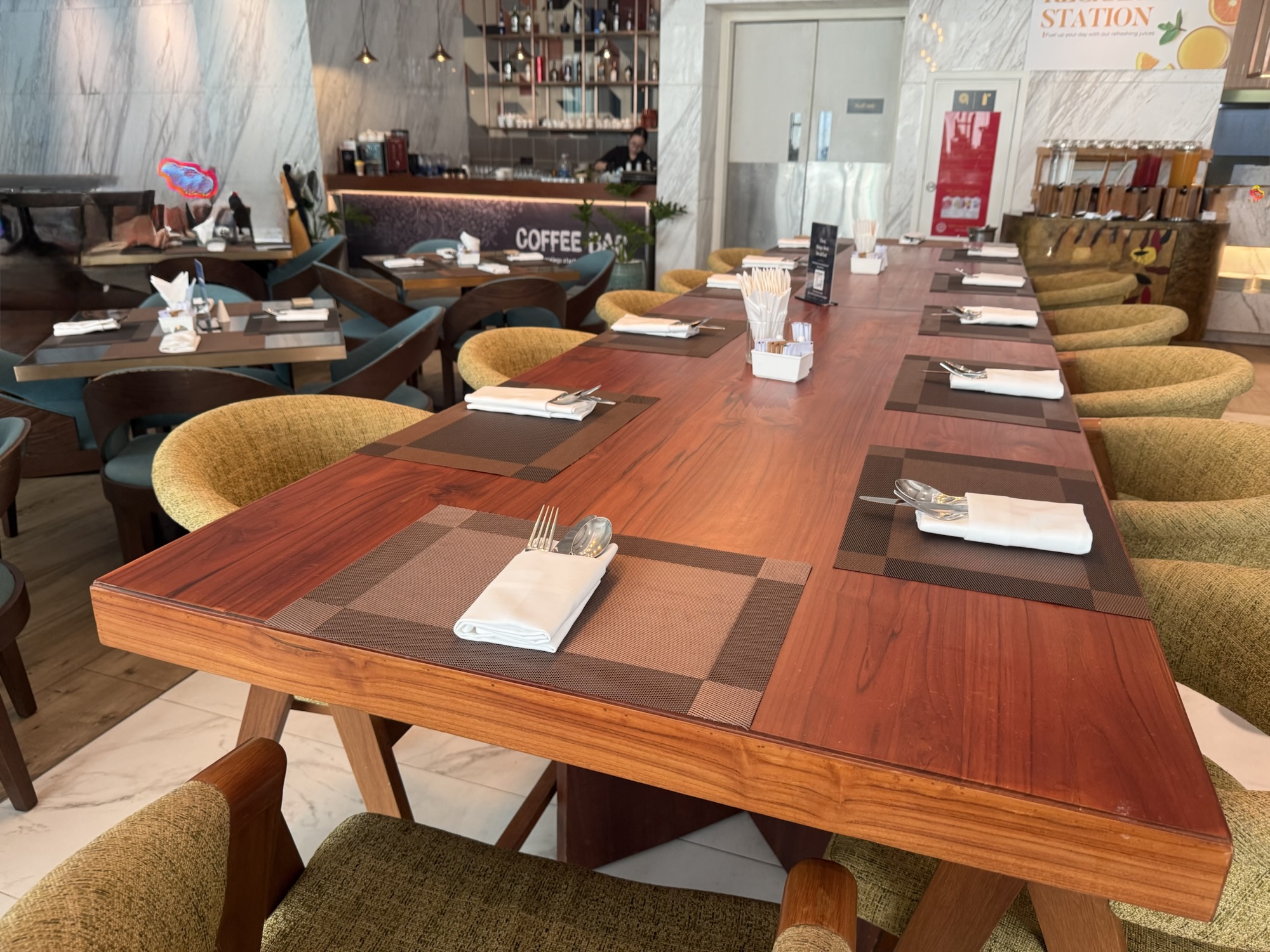 Lyla Restaurantの長テーブル席