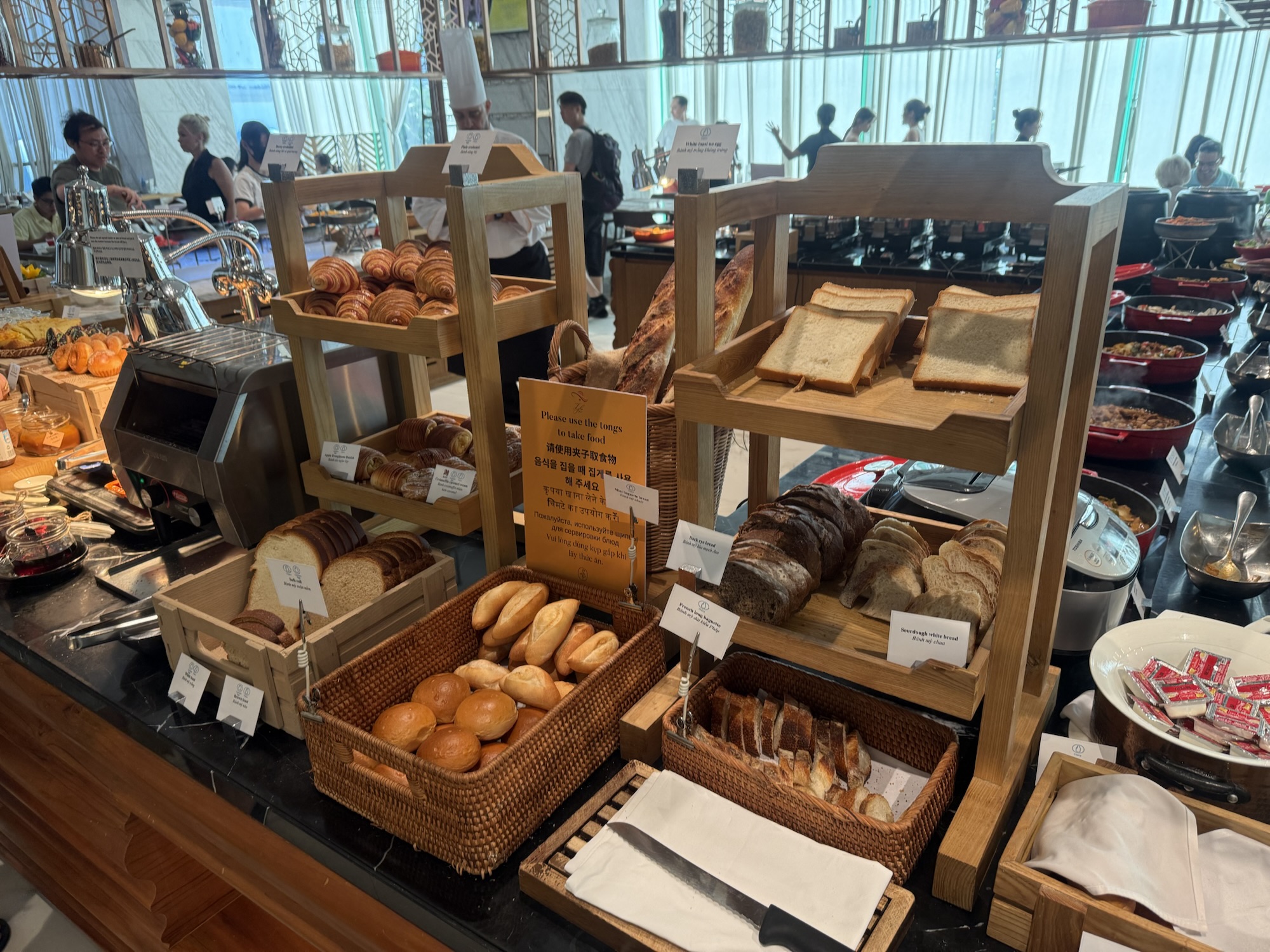 Lyla Restaurant朝食ビュッフェのパンコーナー