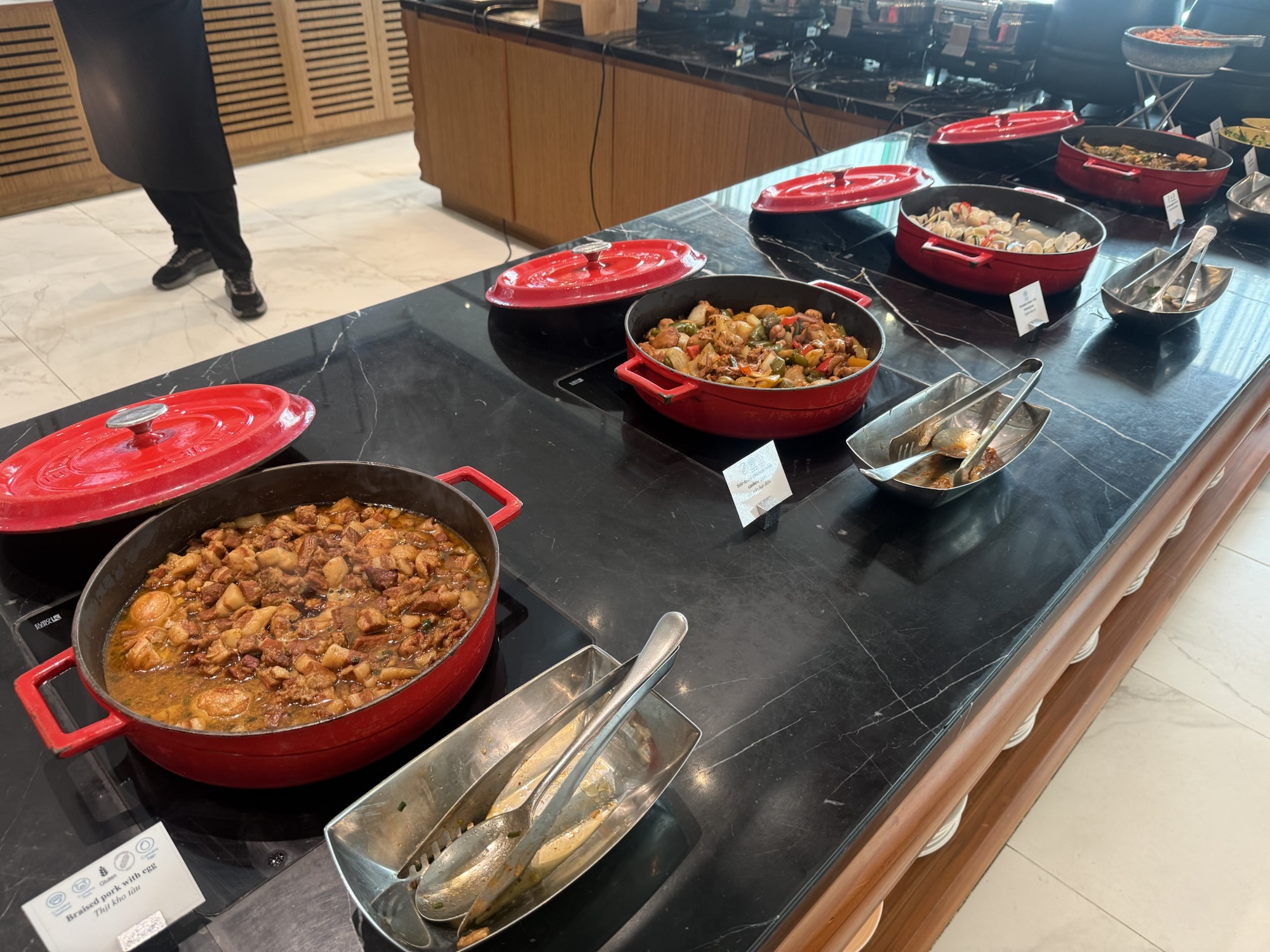 朝食ビュッフェのベトナム料理と煮込み料理