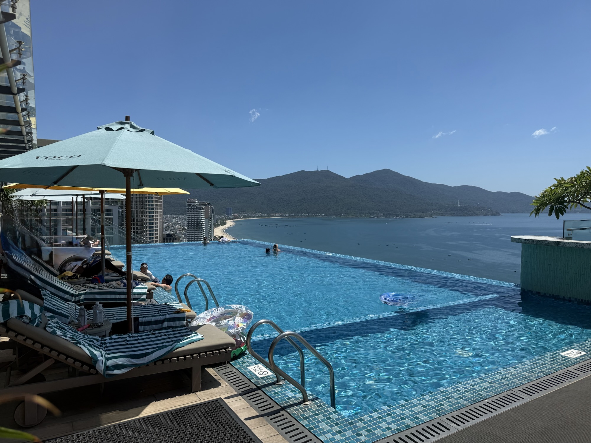 voco Ma Belle Danangの屋上インフィニティプールと海