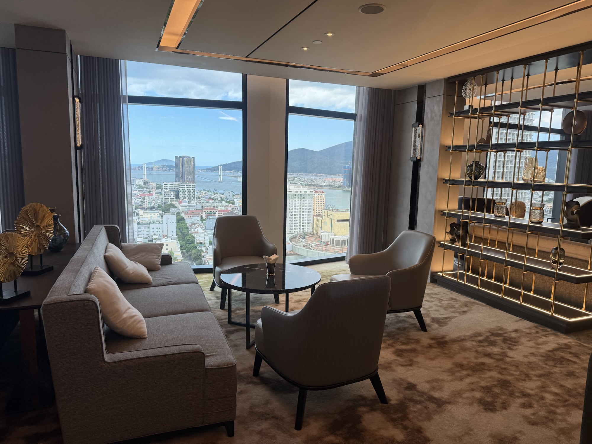 Crowne Plaza Danang City Centreの24階クラブラウンジ
