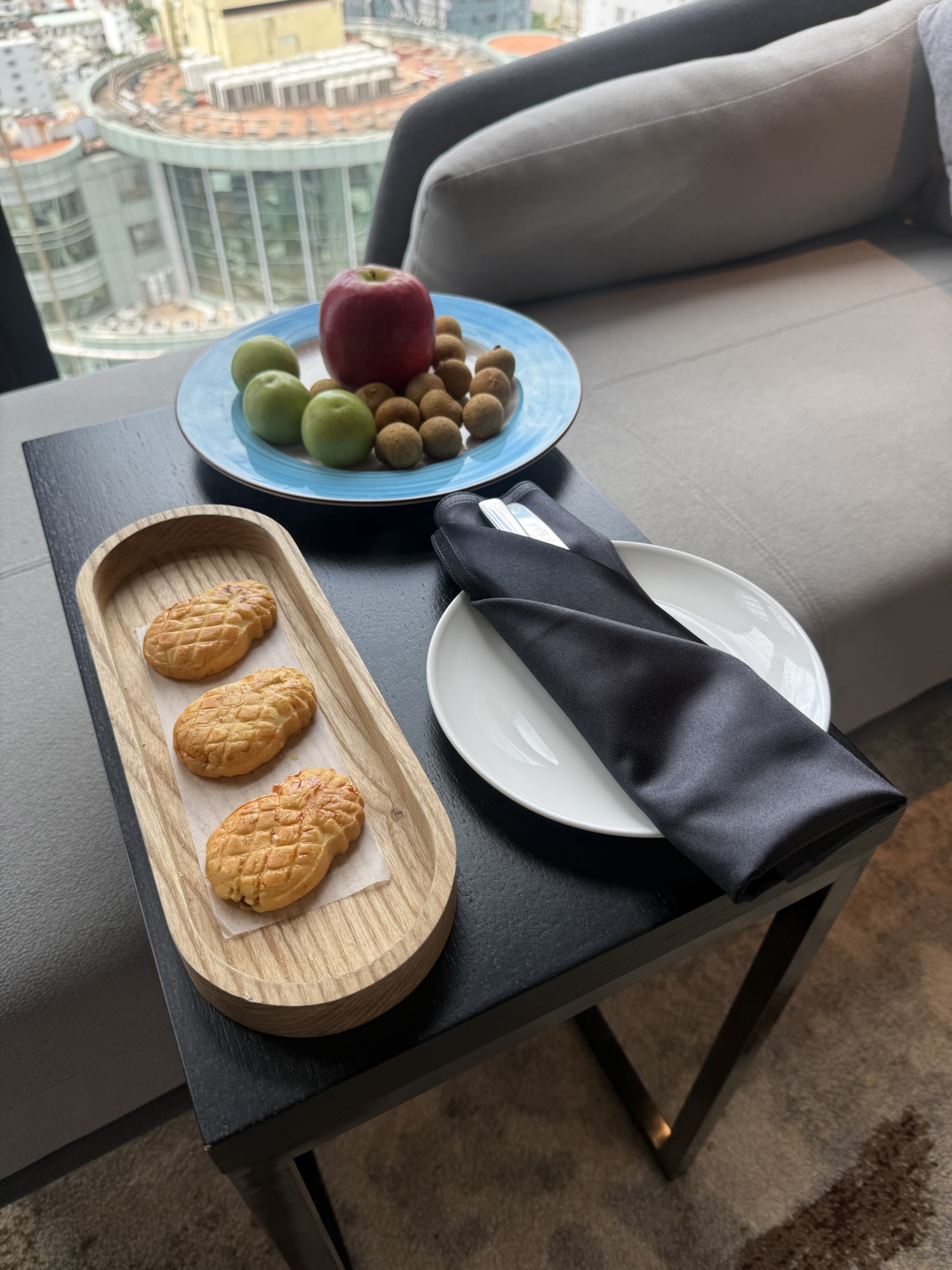 客室に用意されたウェルカムフルーツと焼き菓子