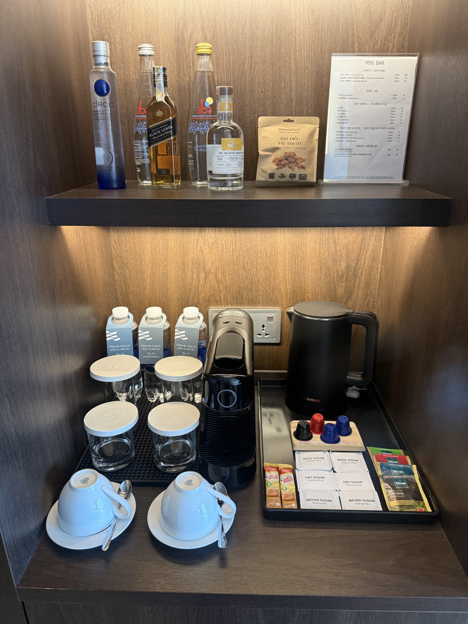 客室のミニバーとコーヒーマシン