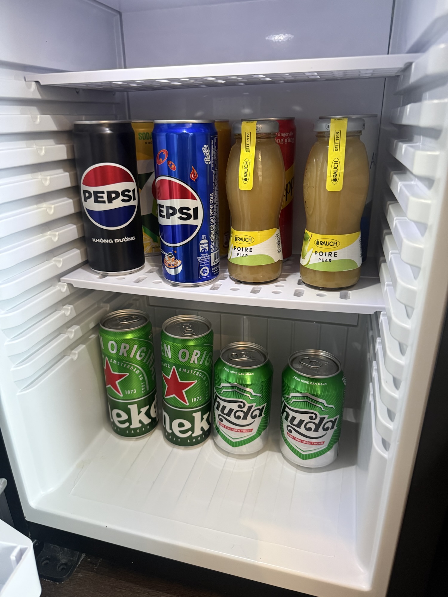 客室冷蔵庫のビールやソフトドリンク