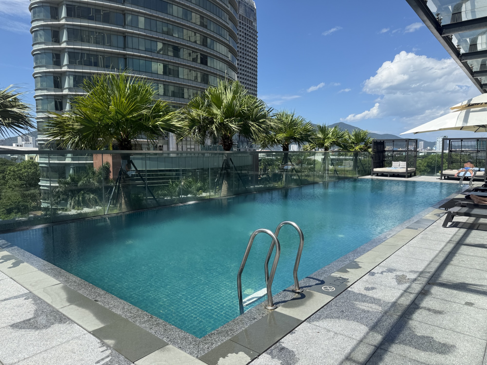 Crowne Plaza Danang City Centreの屋外プール