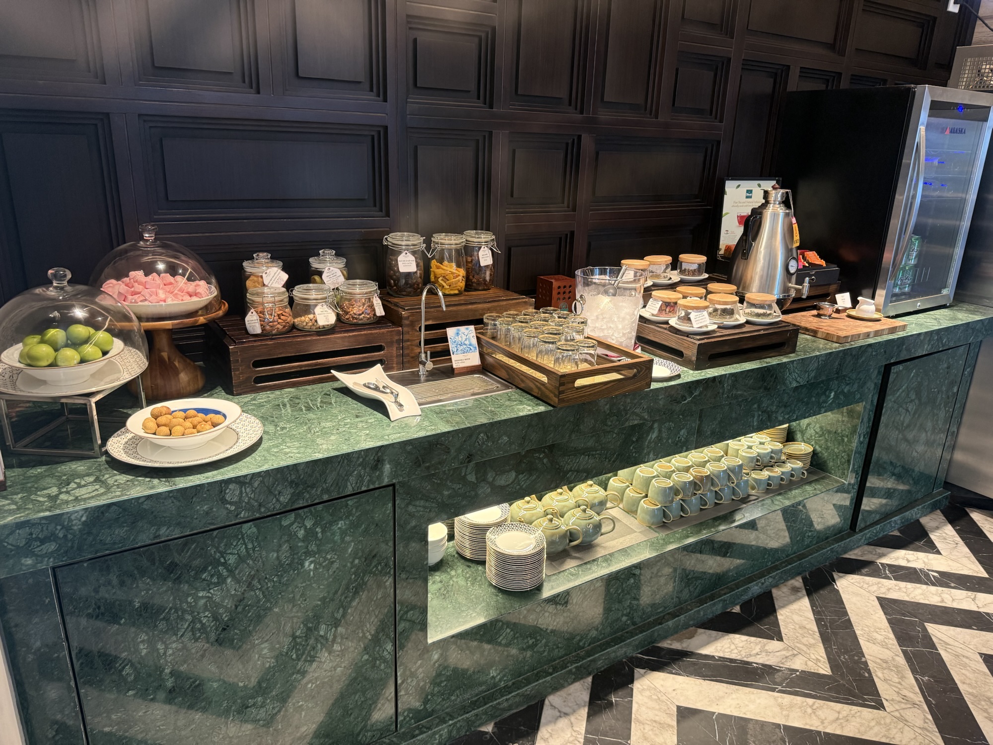 クラブラウンジのコーヒーと軽食コーナー