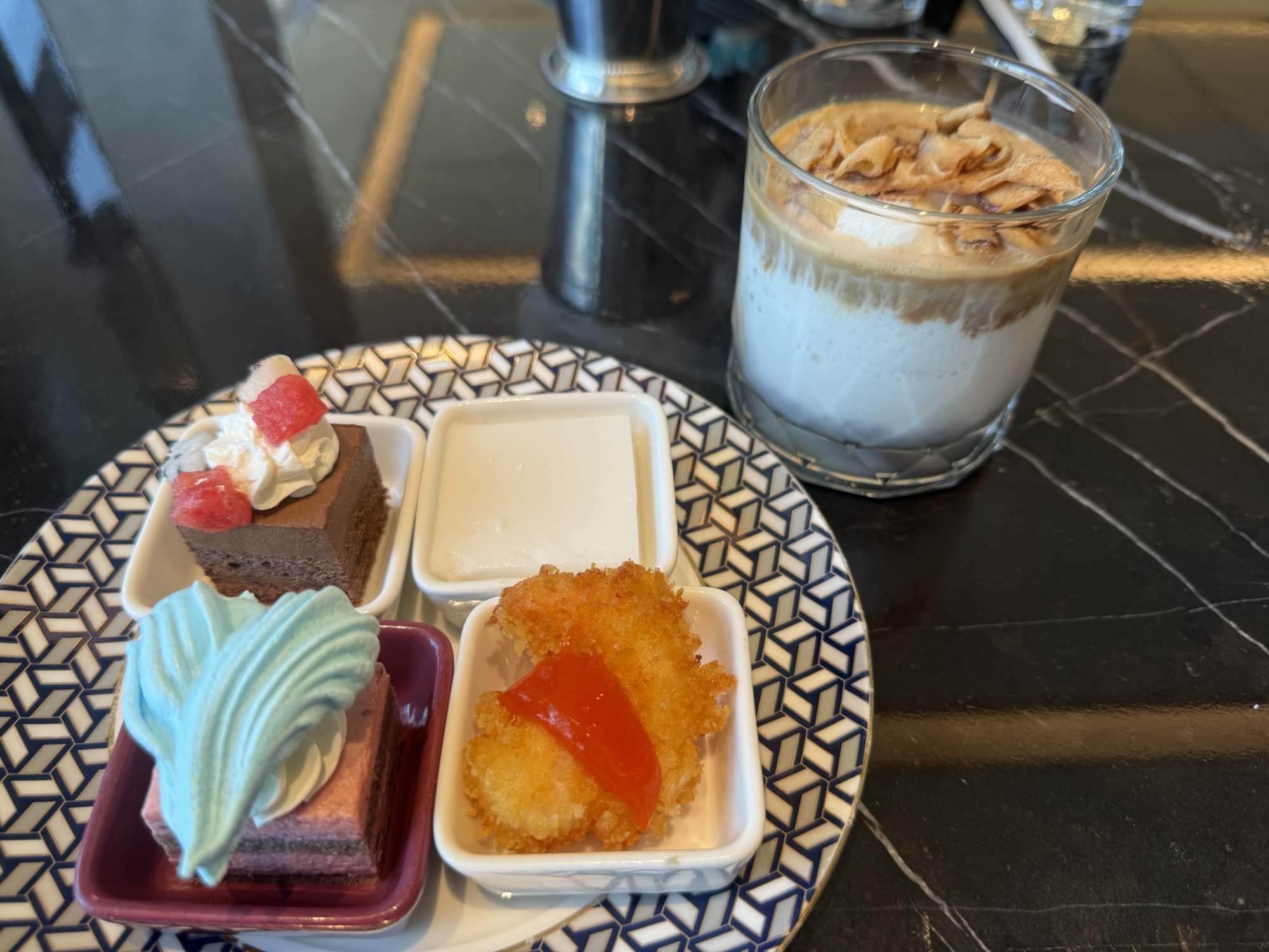 クラブラウンジのティータイムでいただいた軽食とドリンク