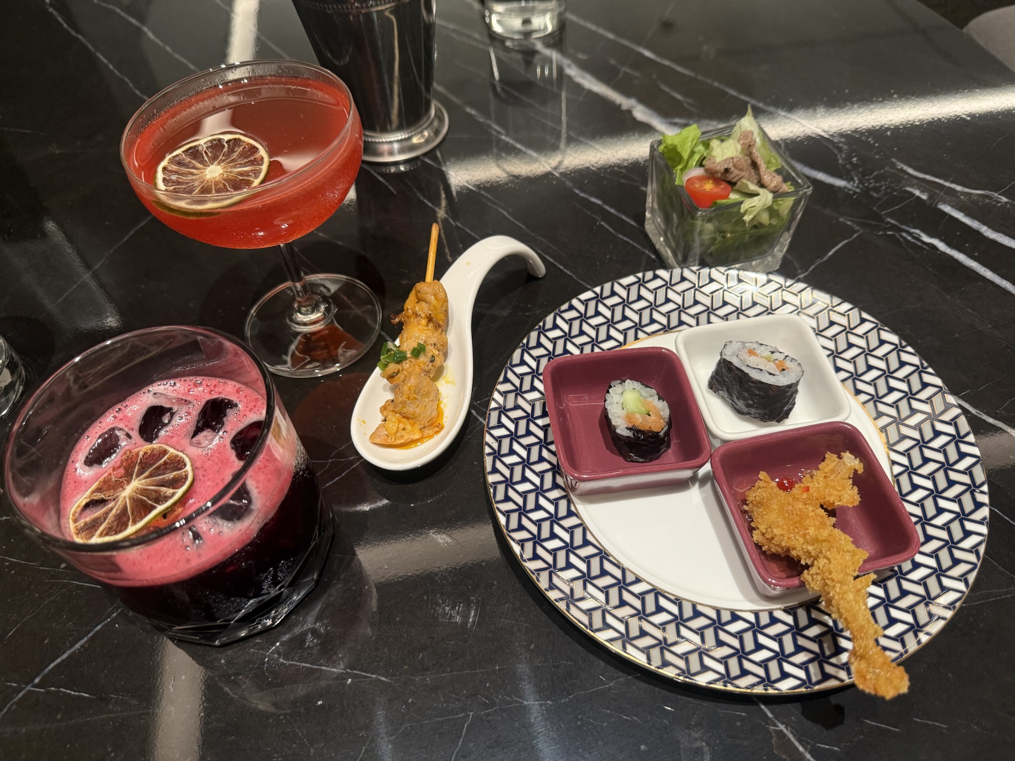 クラブラウンジのカクテルタイムでいただいたアルコールと軽食