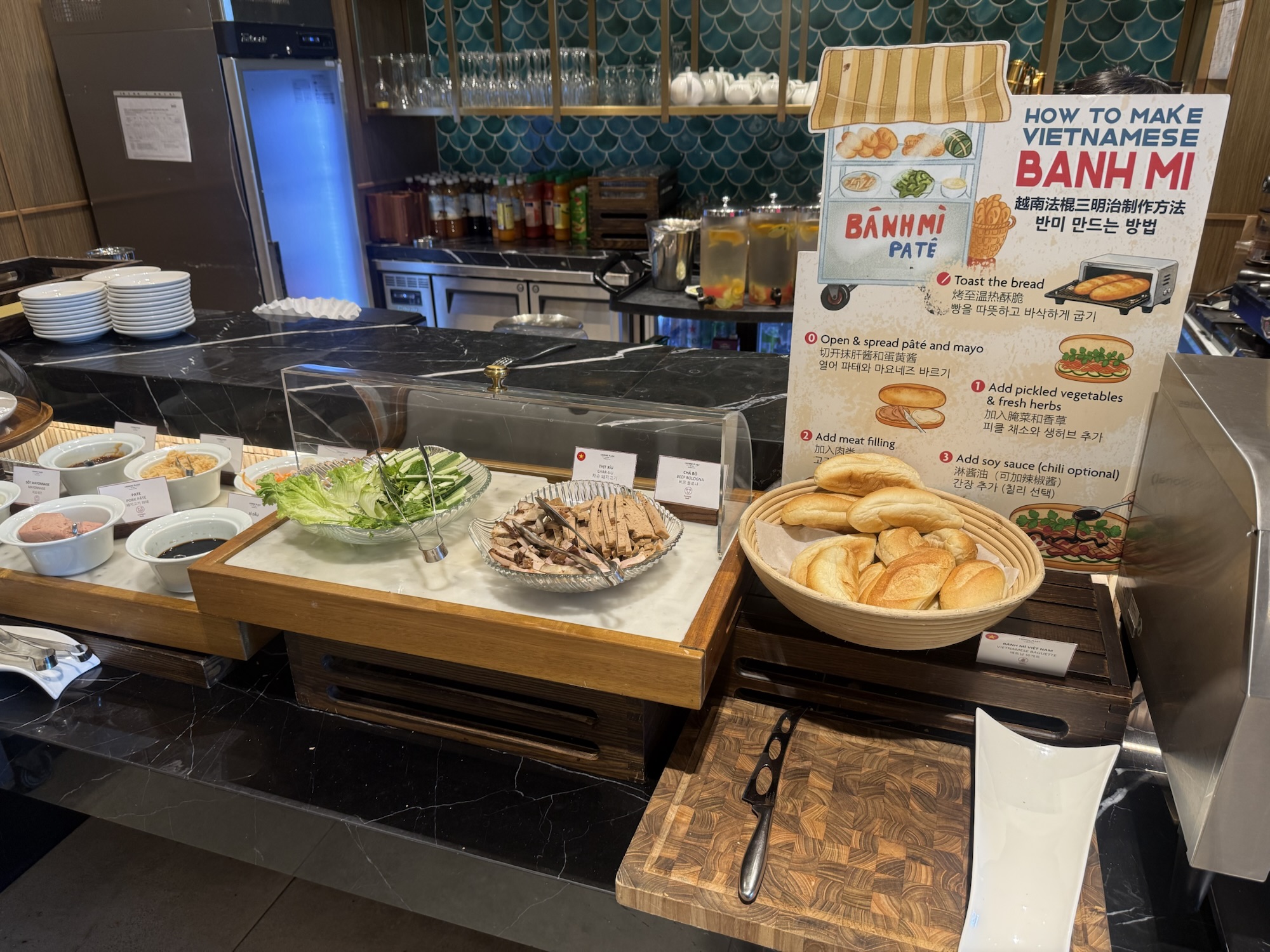 朝食ビュッフェのバインミーコーナー