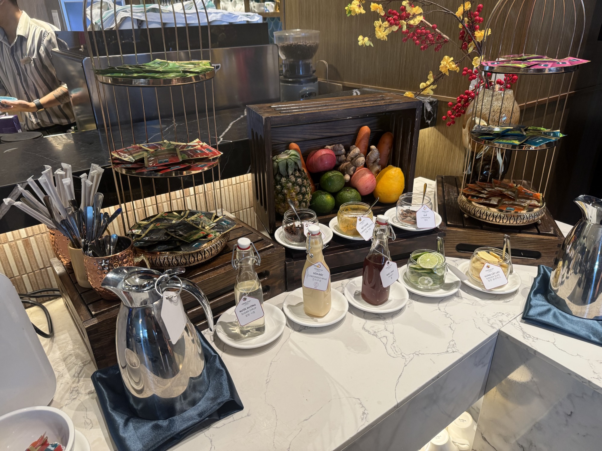 朝食会場のドリンクとトッピングコーナー