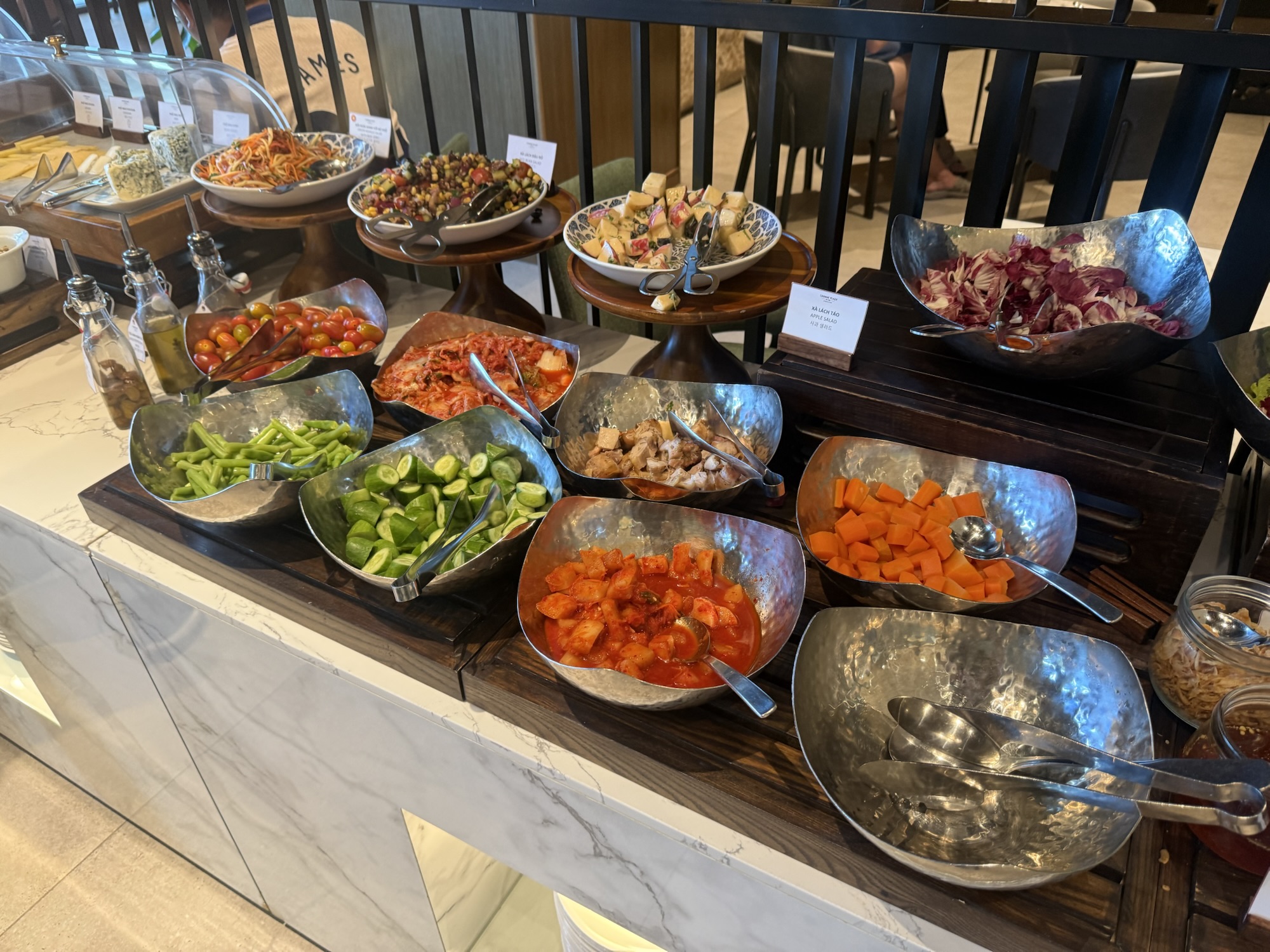 Crowne Plaza Danang City Centre朝食ビュッフェのサラダと冷菜