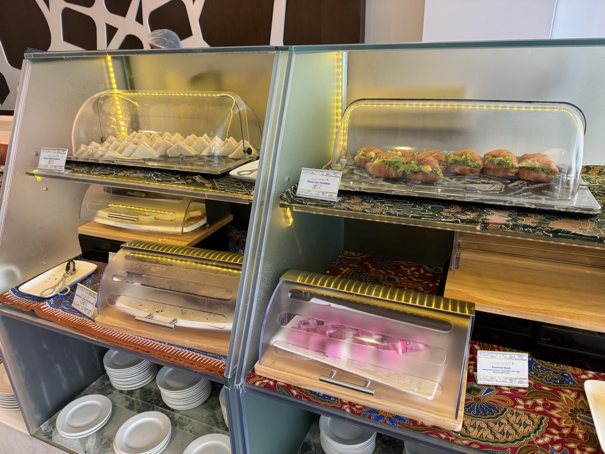 Golden Lounge Domesticに並ぶサンドイッチや軽食