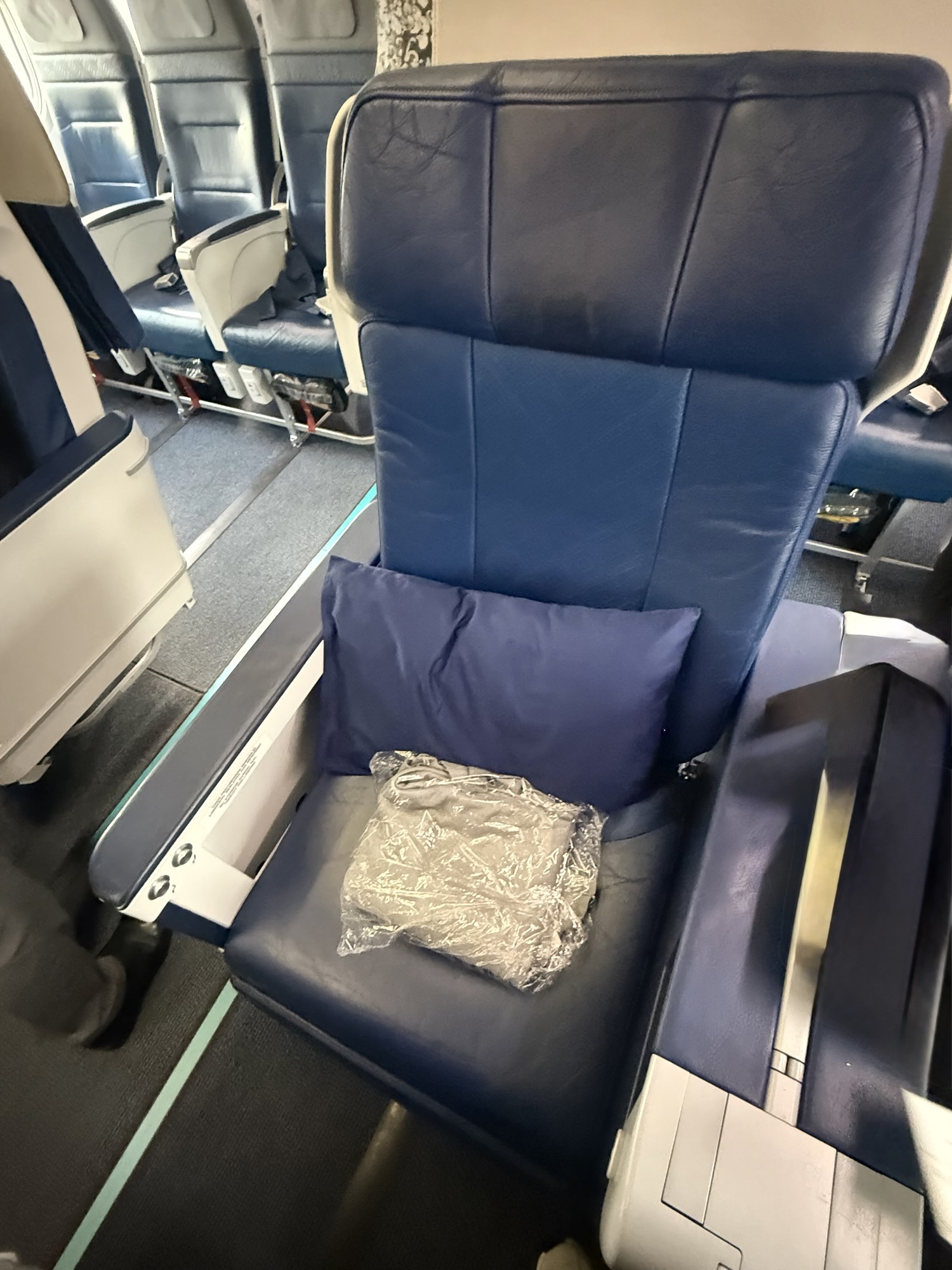 MH1152便ビジネスクラスの大型リクライニングシート