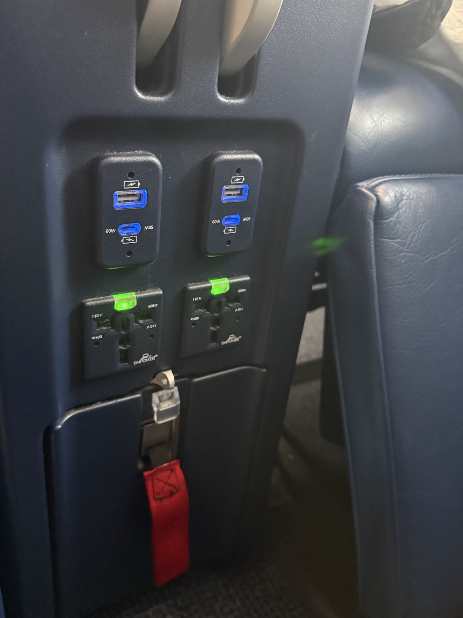 ビジネスクラスシートに備わる電源とUSBポート