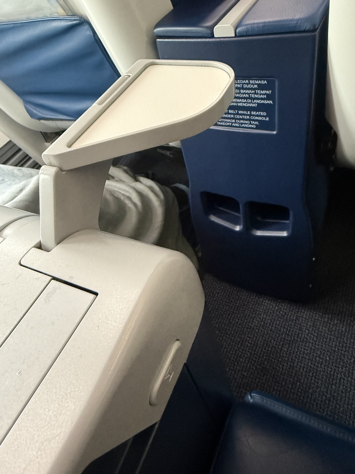 ビジネスクラスシート中央のアームレスト周辺