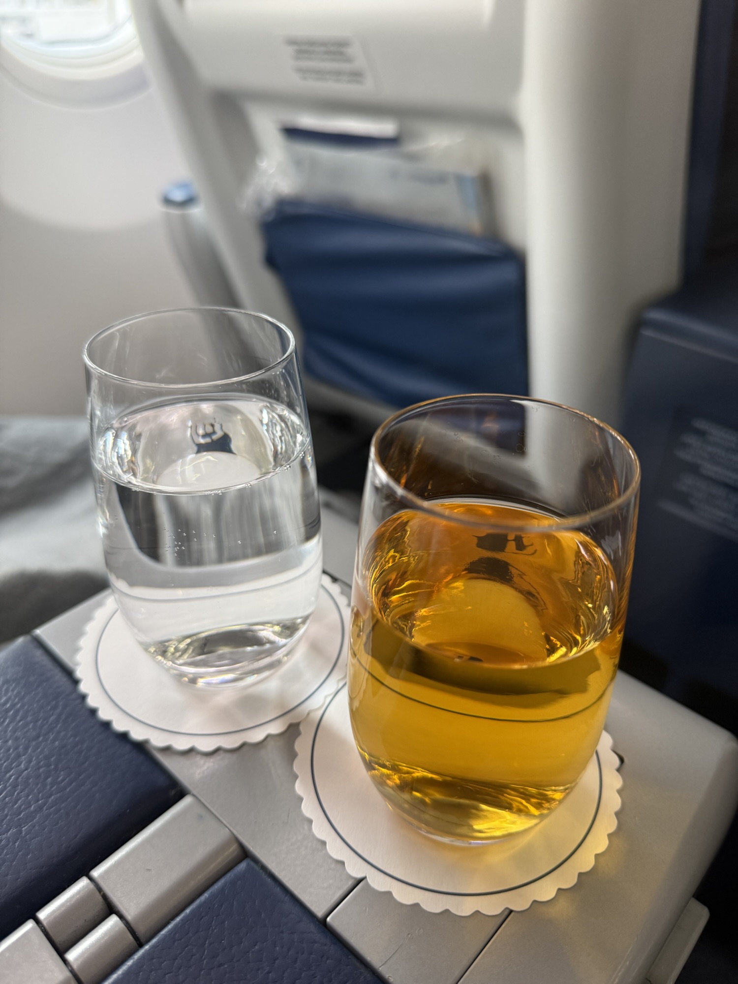 MH1152便ビジネスクラスで提供された水とアップルジュース