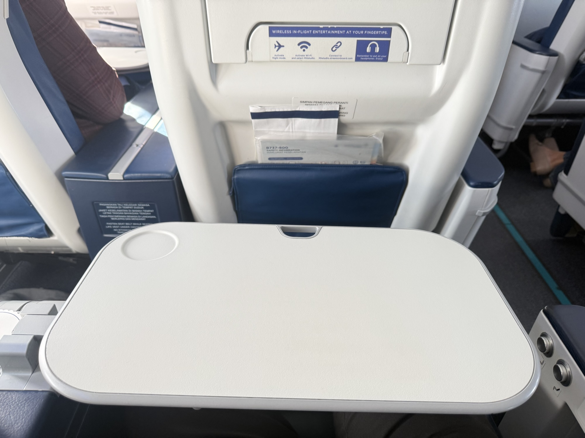 MH1152便ビジネスクラスの大型テーブル