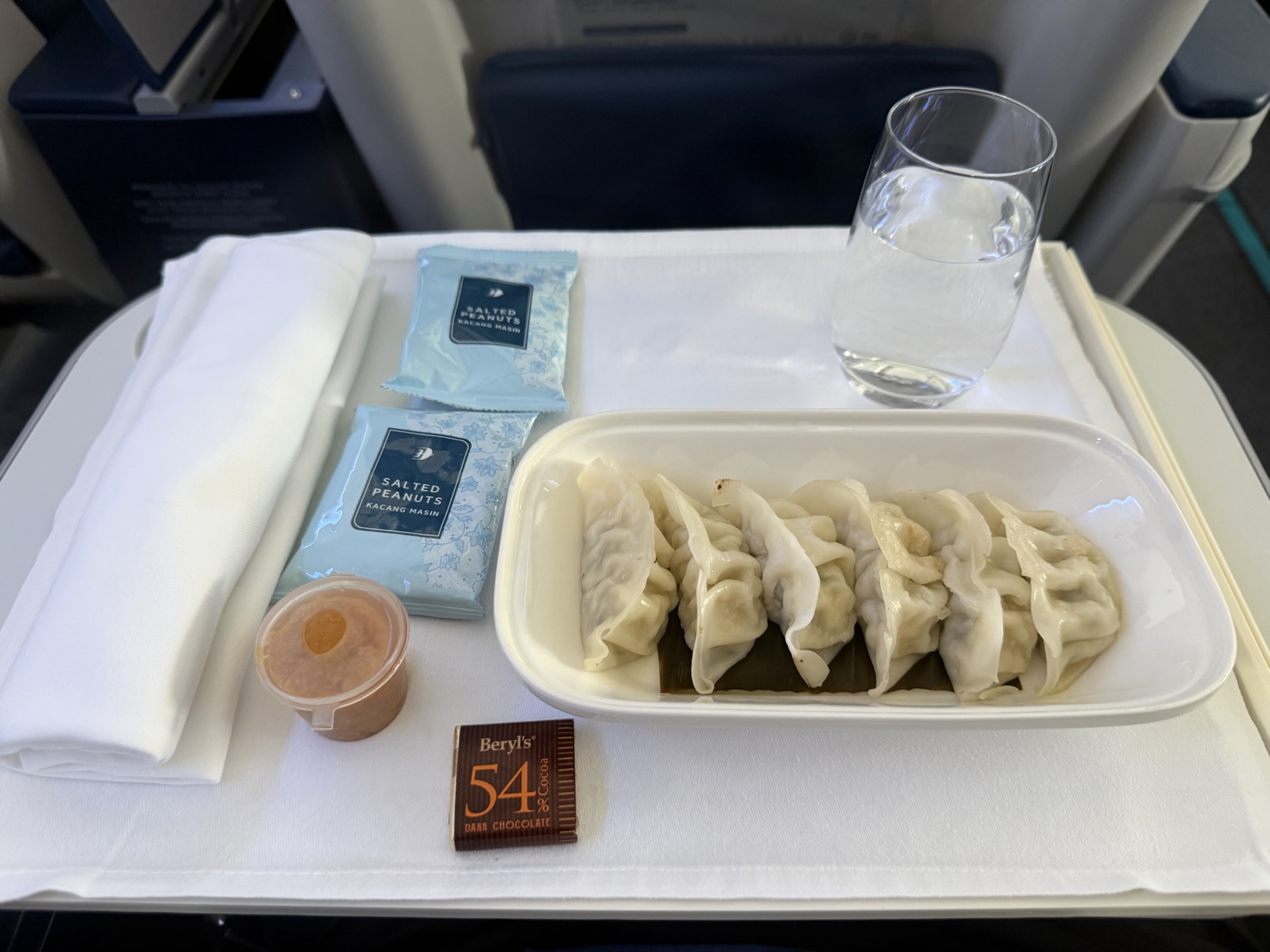 MH1152便ビジネスクラスで選んだ餃子の機内食