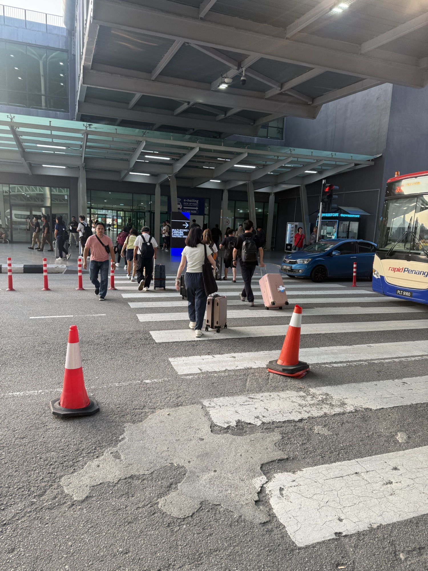ペナン空港からe-hailingエリアへ向かう横断歩道