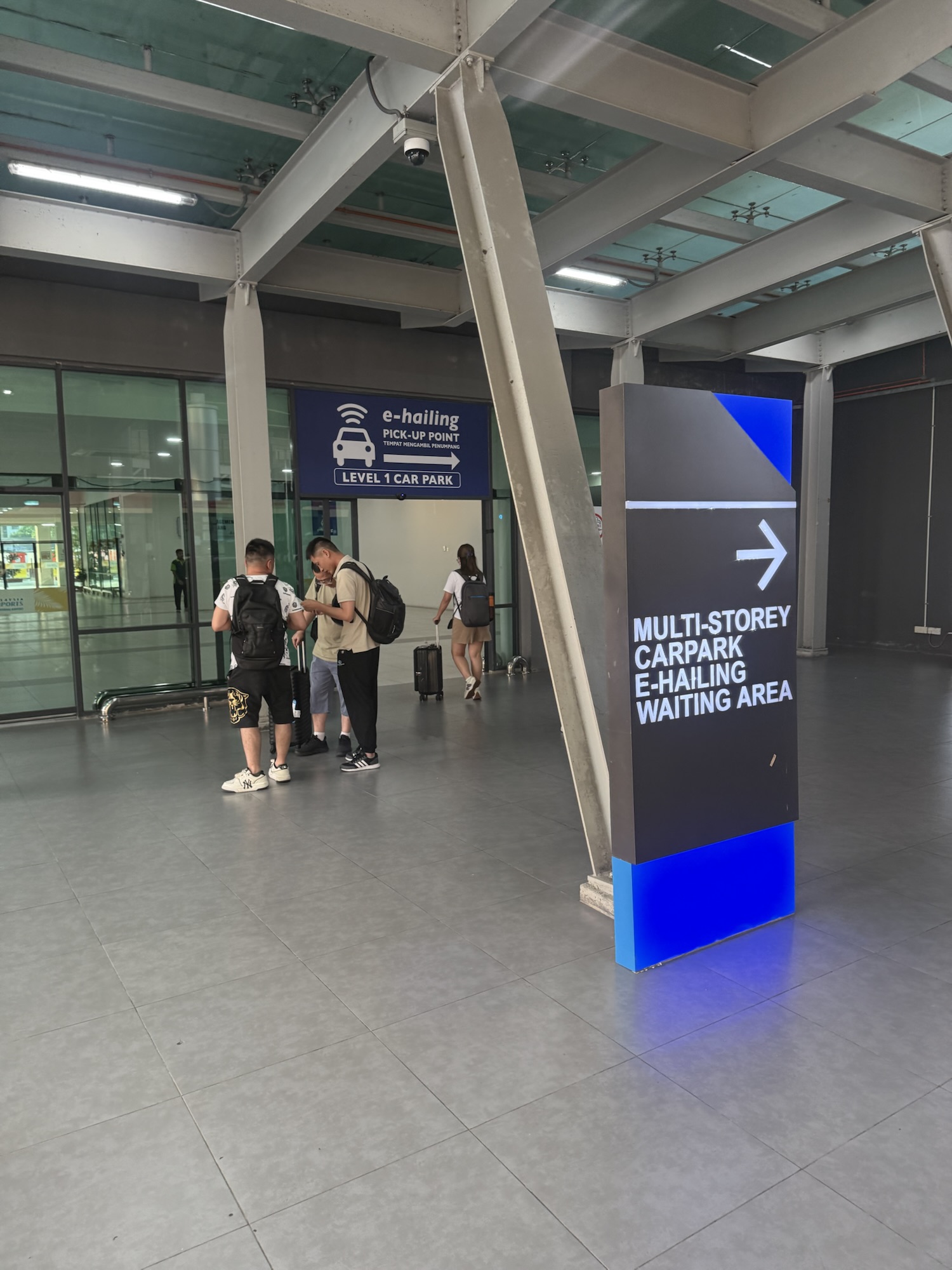 ペナン空港駐車場棟にあるe-hailing Pick-up Pointの案内