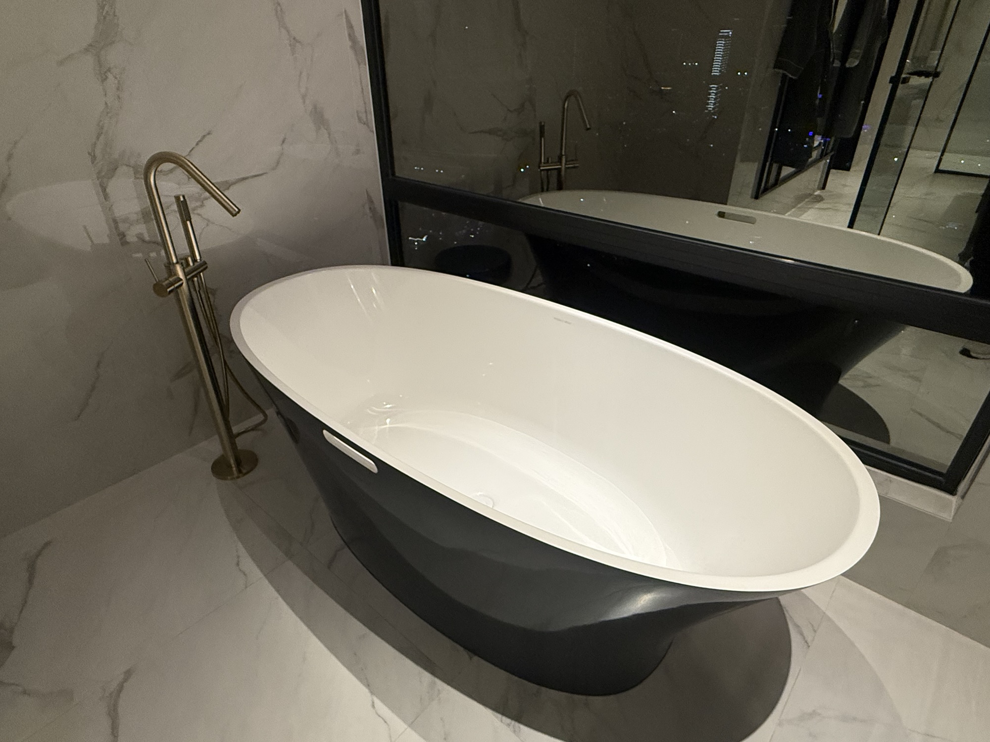 Colonial Loftスイートの独立型バスタブ