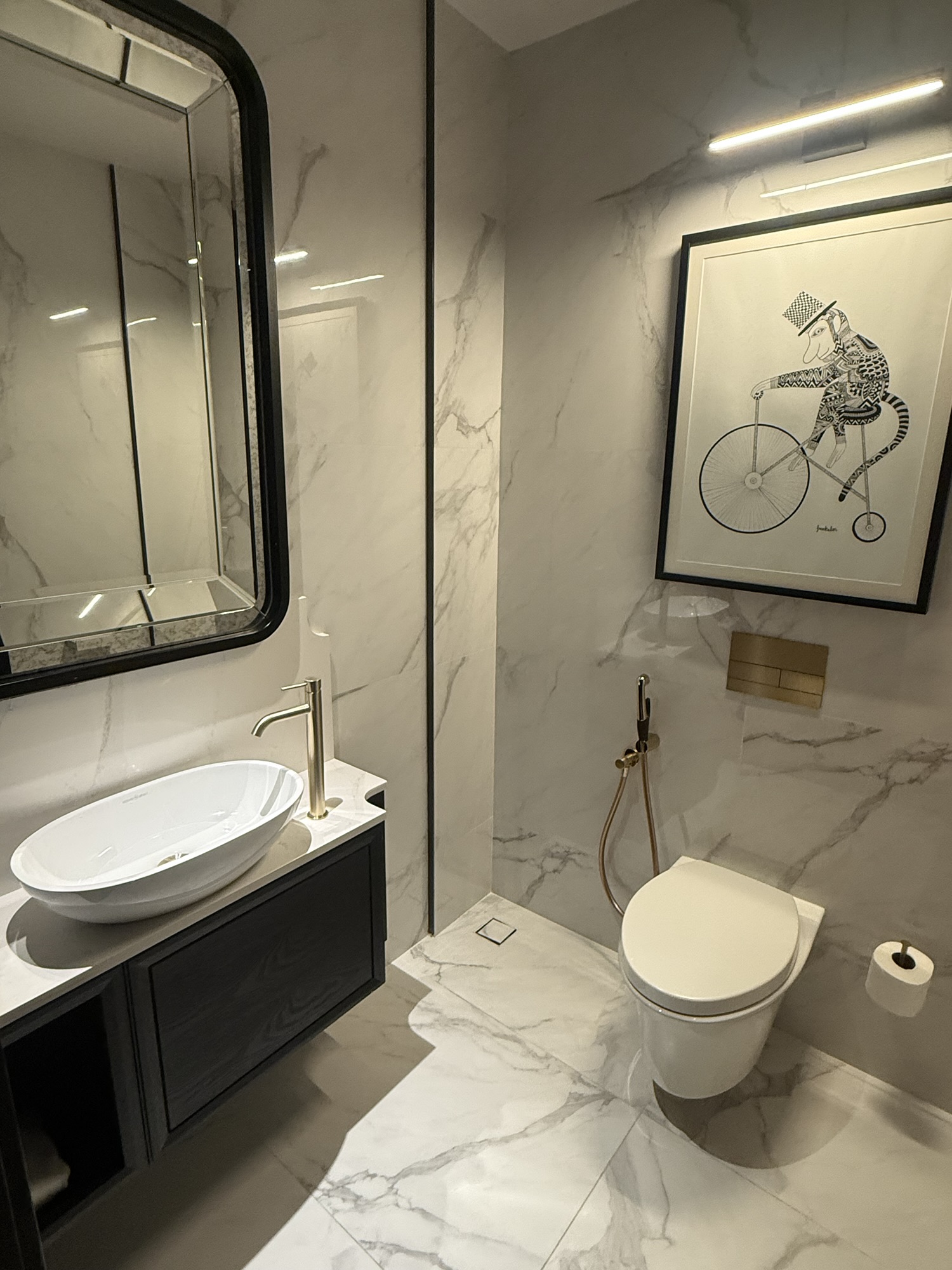 Colonial Loftスイートの洗面台とトイレスペース