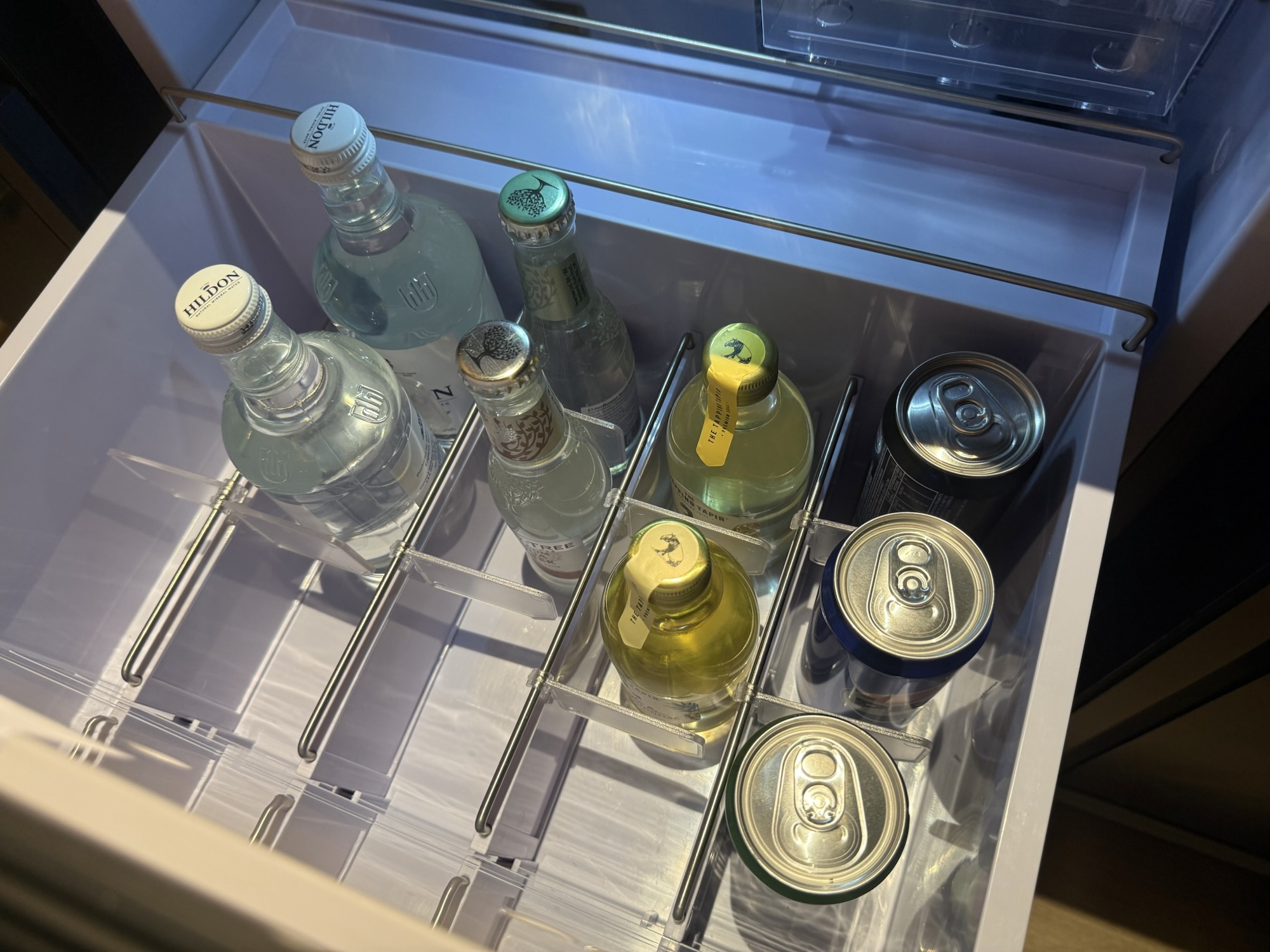 客室冷蔵庫に用意されたドリンク類