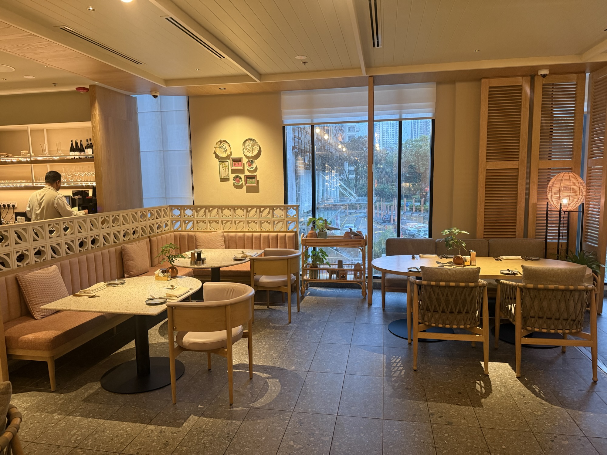 朝食会場のテーブル席
