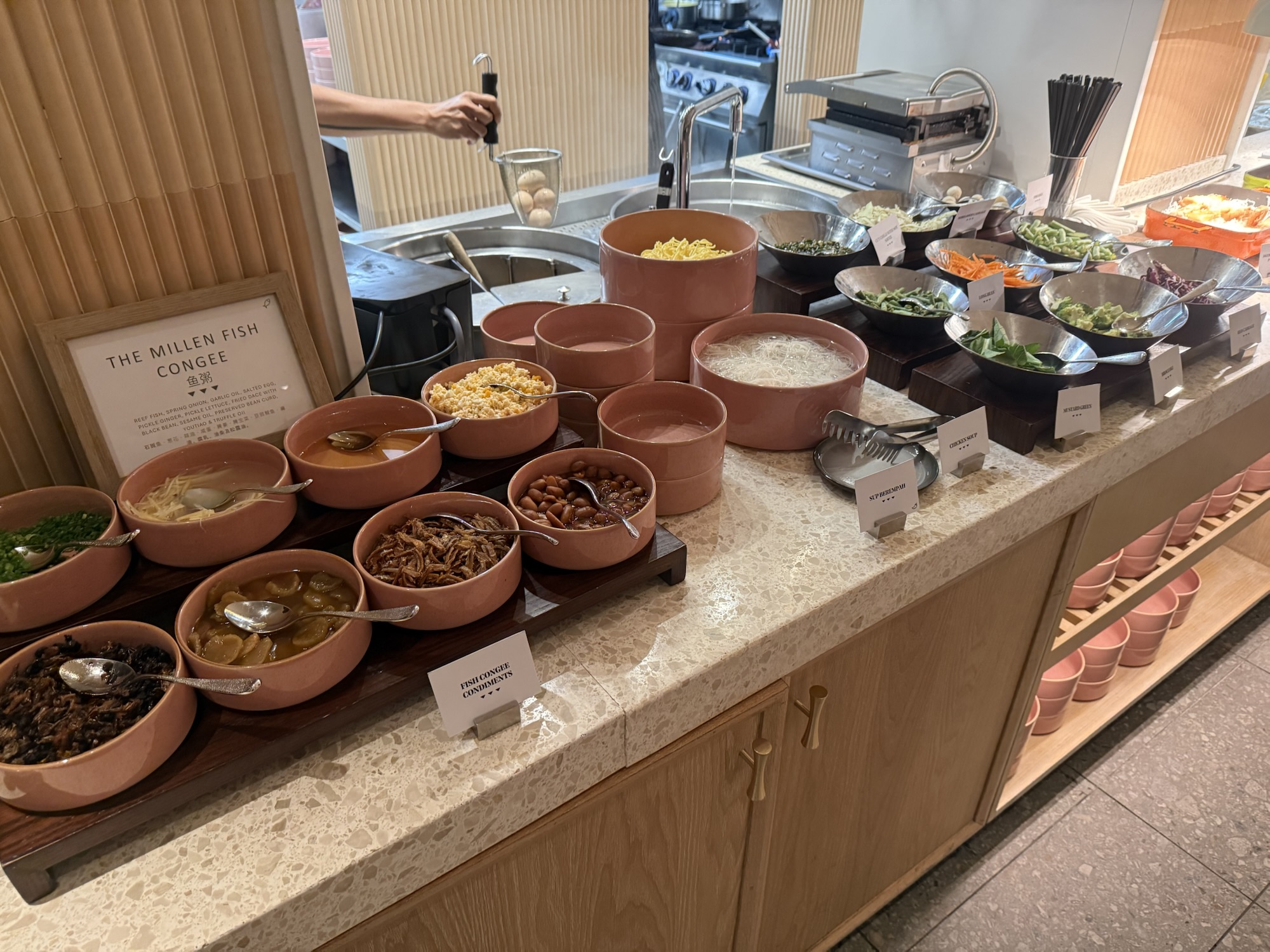 朝食ビュッフェのフィッシュコンジーコーナー