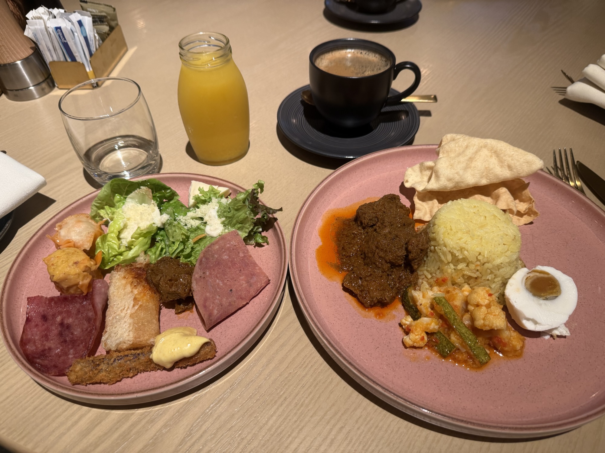 ビュッフェ料理とNasi Daging Rendang Padang