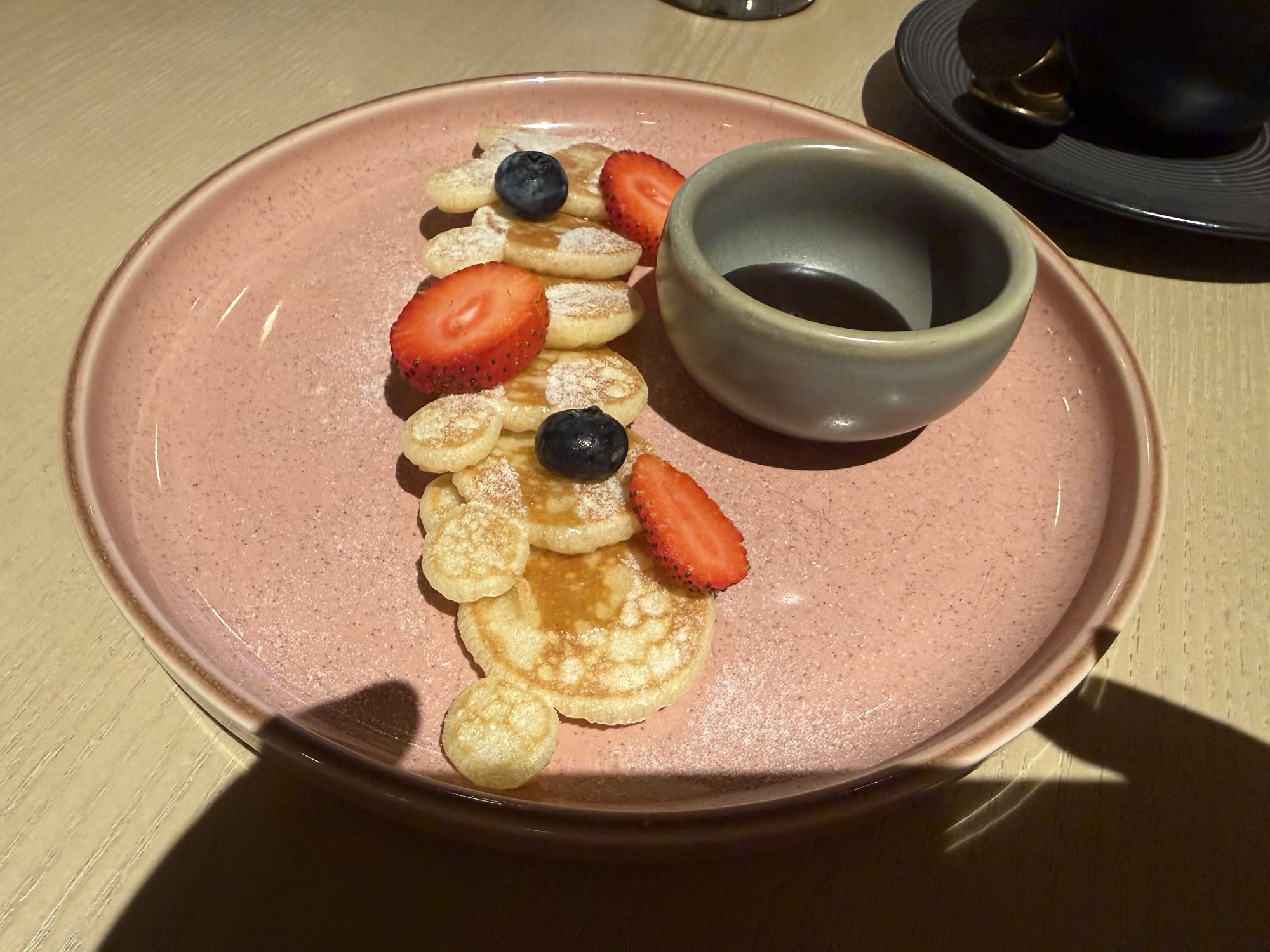 アラカルトで注文したパンケーキとフルーツ