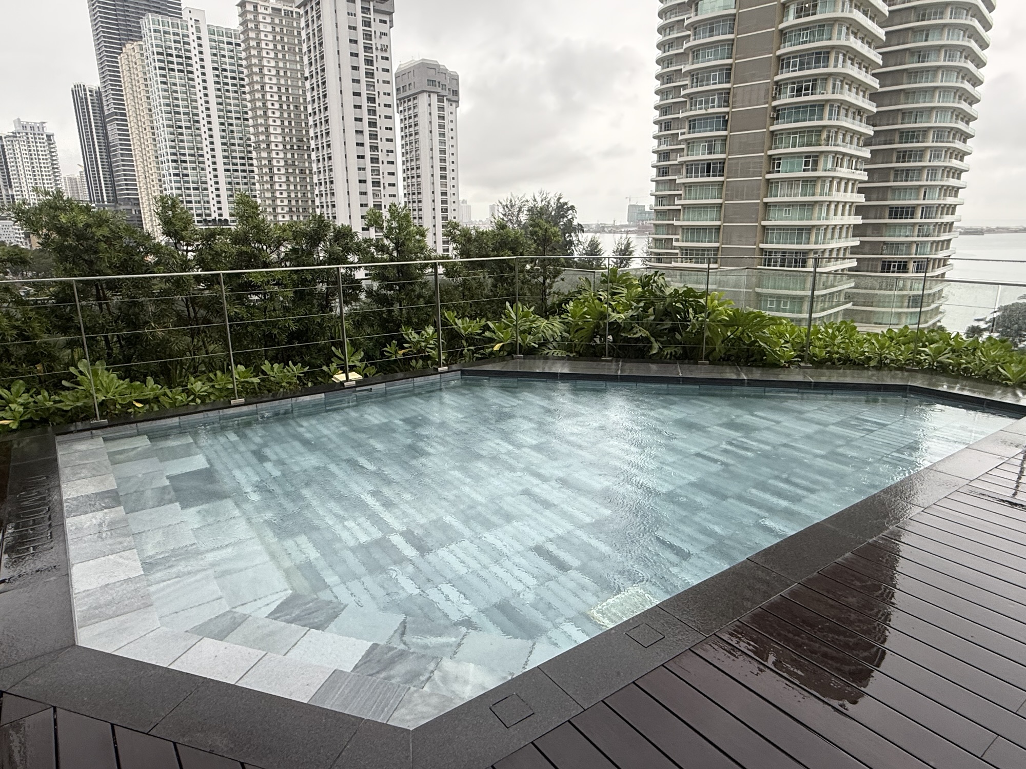 街と海を望むThe Millen Penangの屋外プール