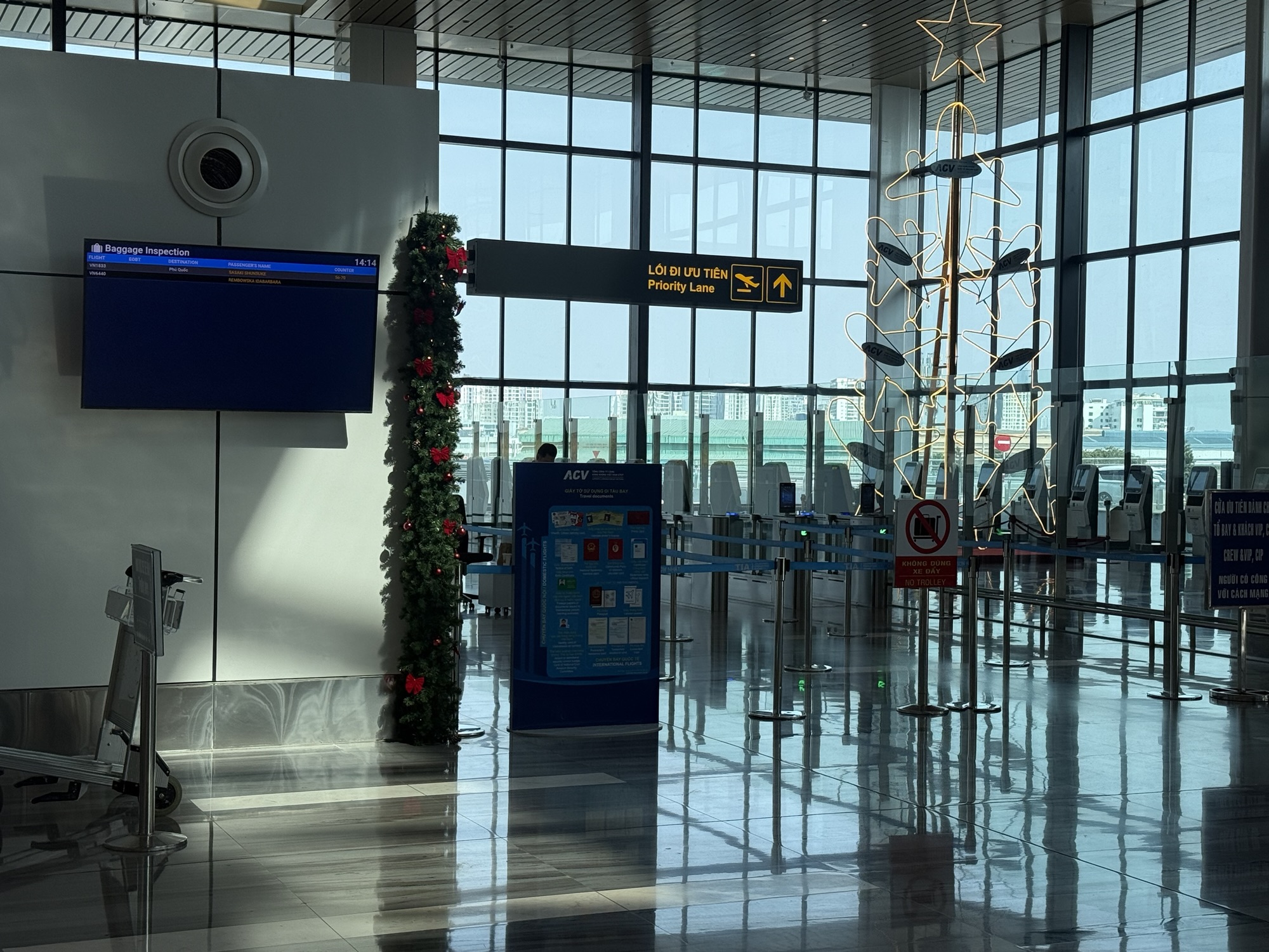 タンソンニャット国際空港T3の保安検査場とクリスマス装飾
