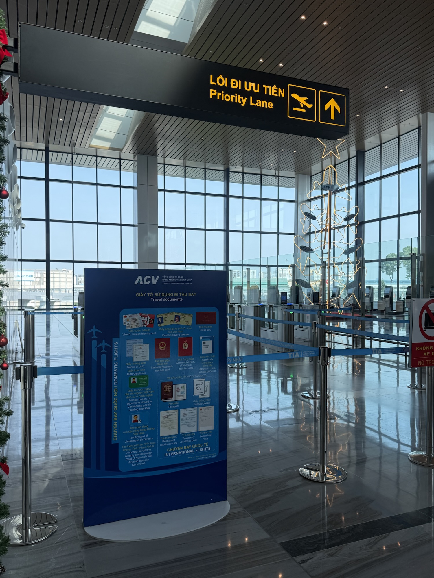 タンソンニャット国際空港T3のPriority Lane案内