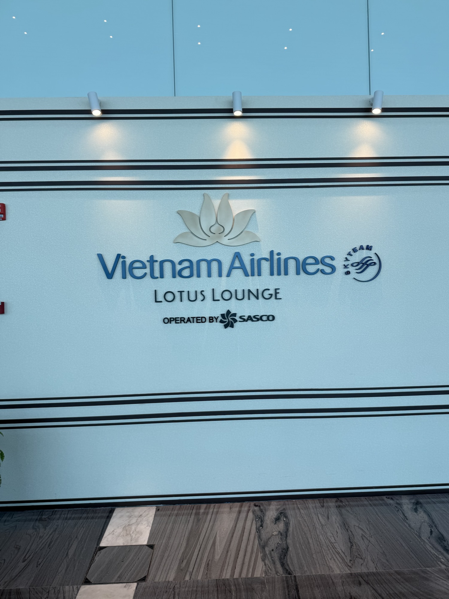 タンソンニャット国際空港T3のベトナム航空ロータスラウンジ入口
