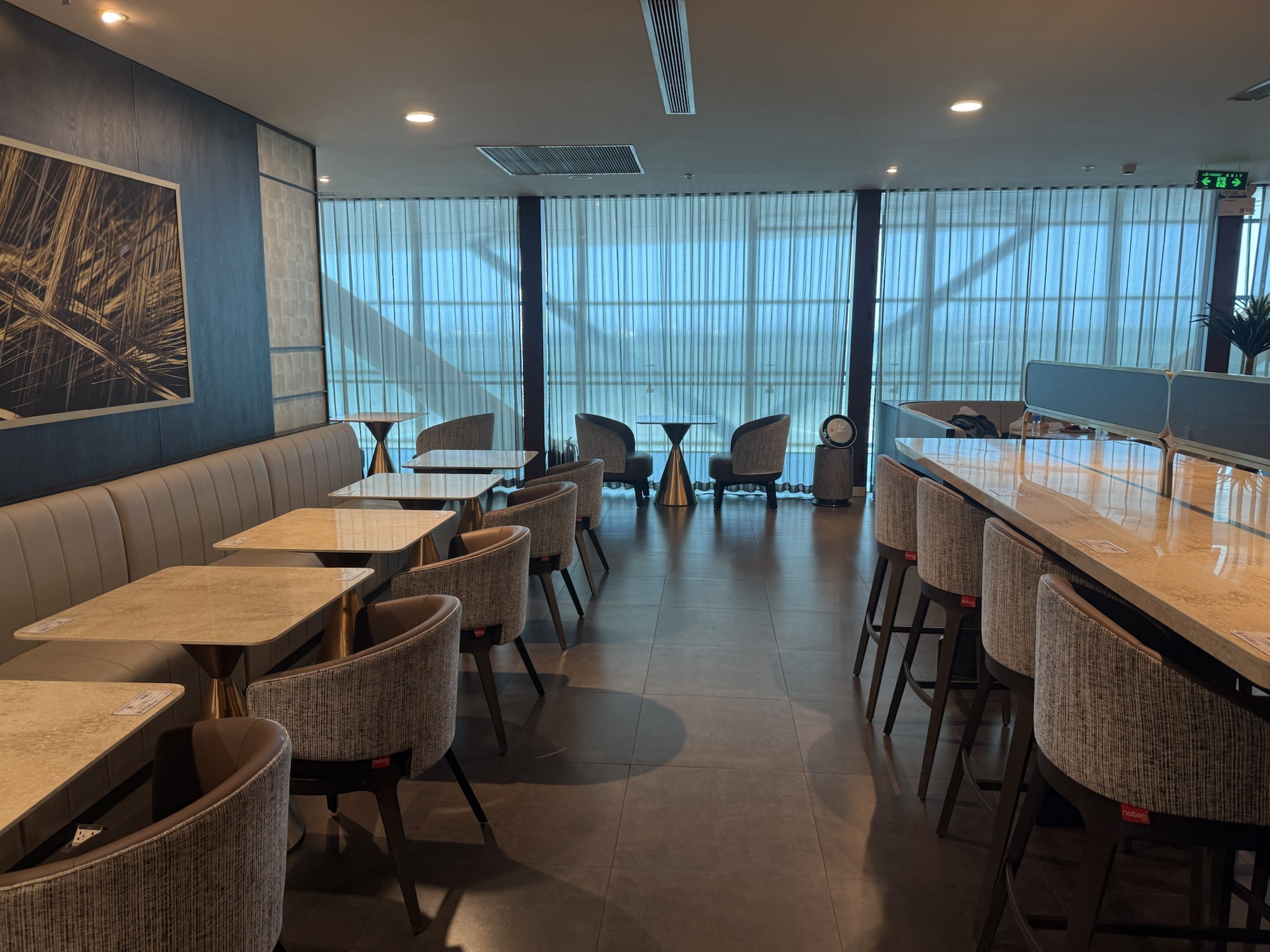 The SENS Business Loungeのソファ席とカウンター席