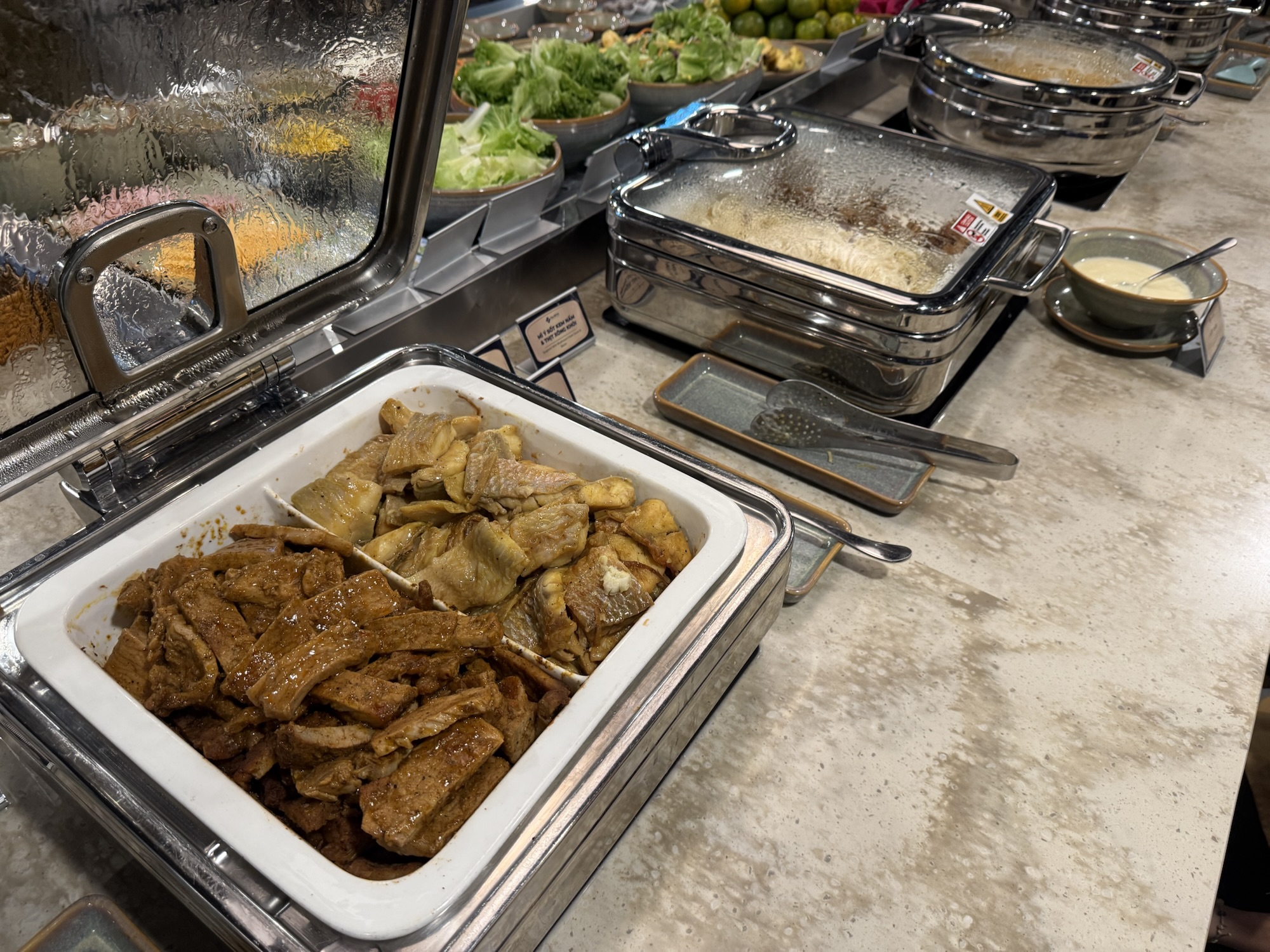The SENS Business Loungeの温かい肉料理