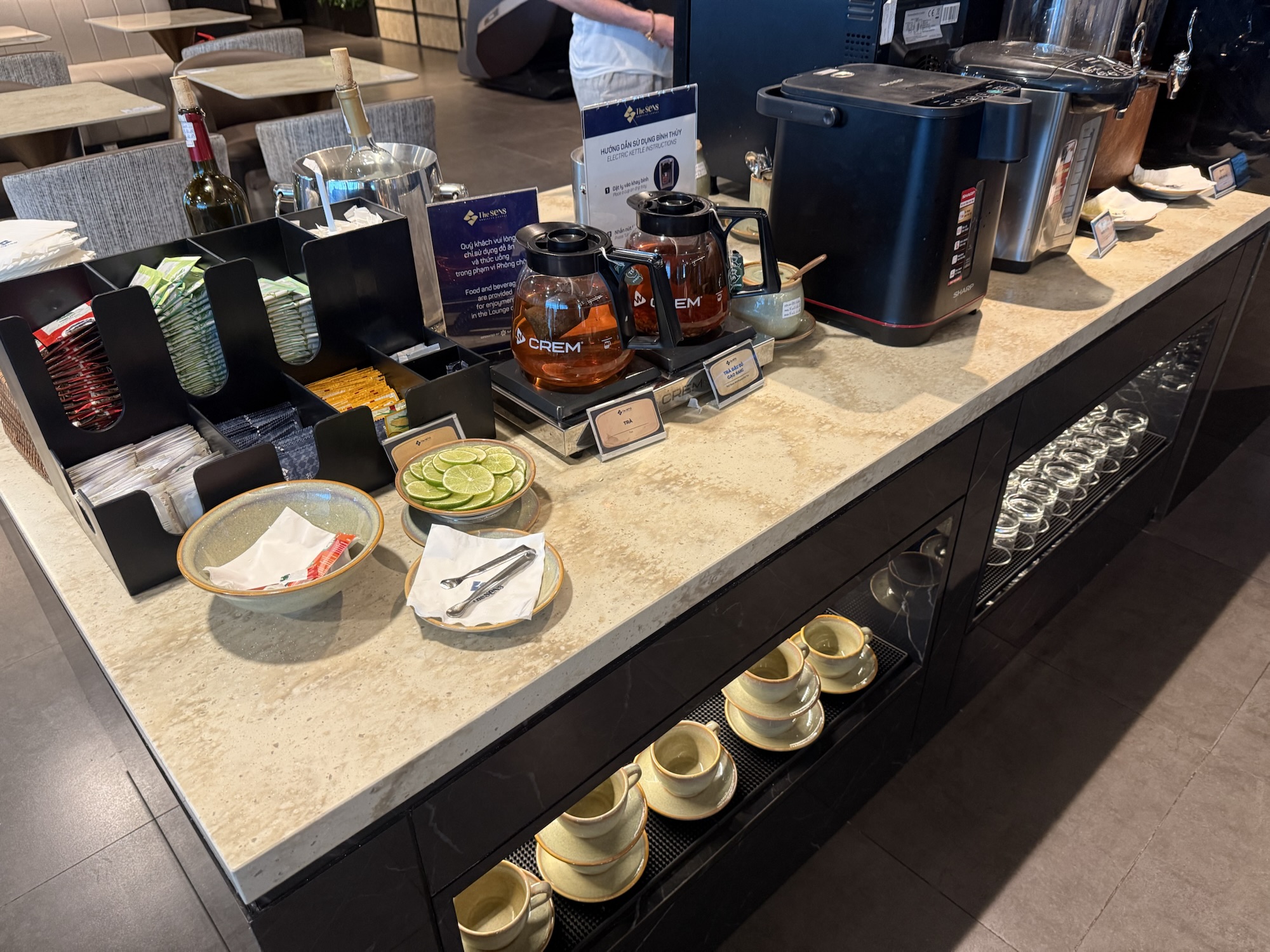 The SENS Business Loungeのカップとグラス