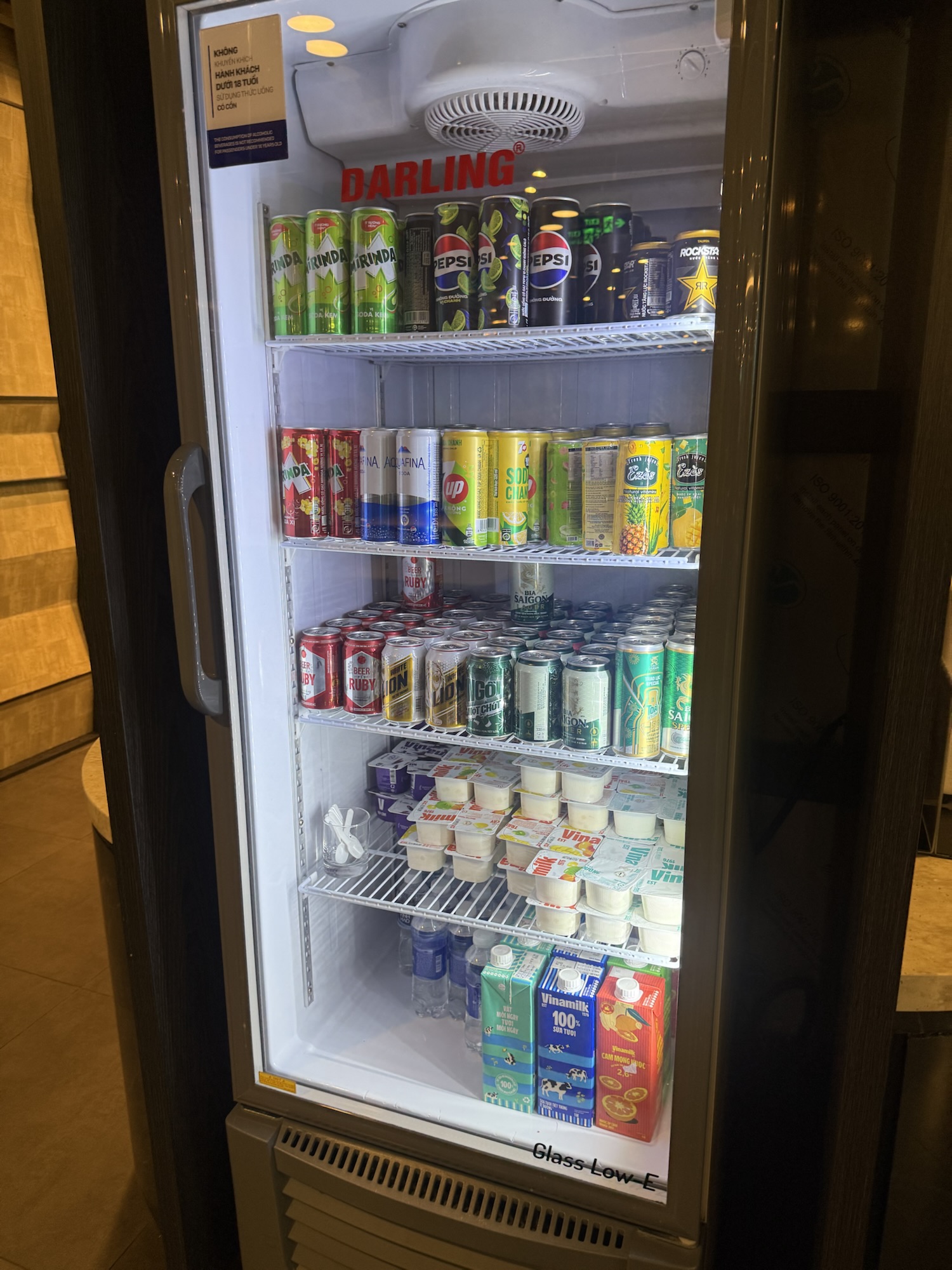 The SENS Business Loungeのビールとソフトドリンクの冷蔵庫