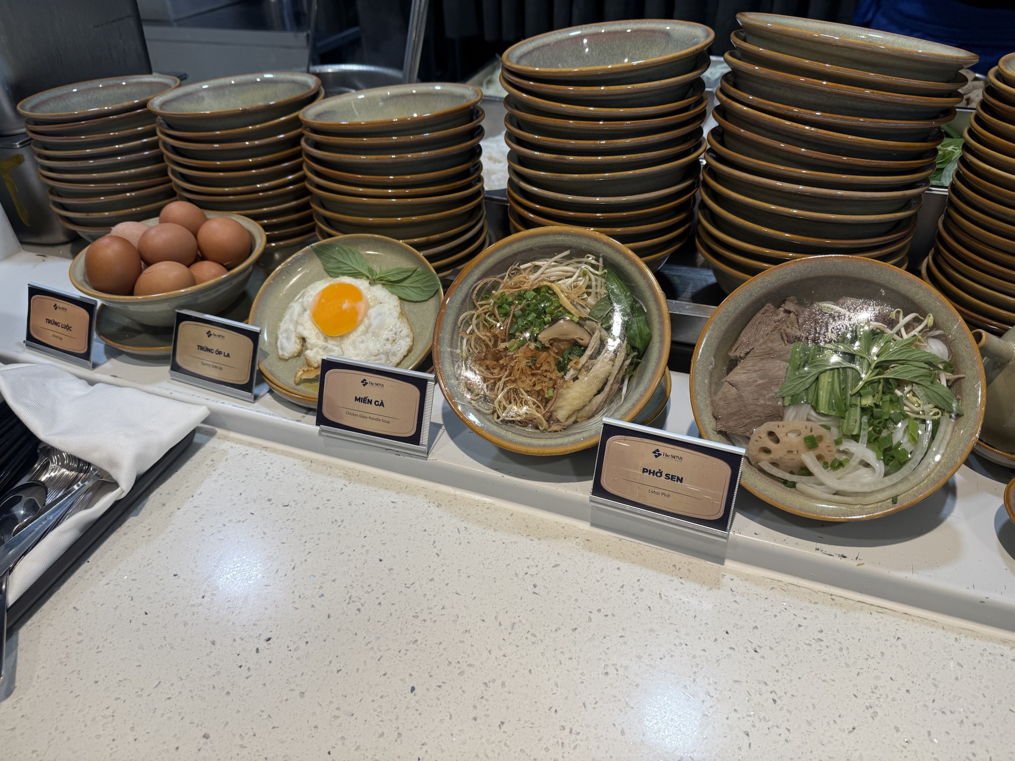 The SENS Business Loungeライブキッチンの料理サンプル