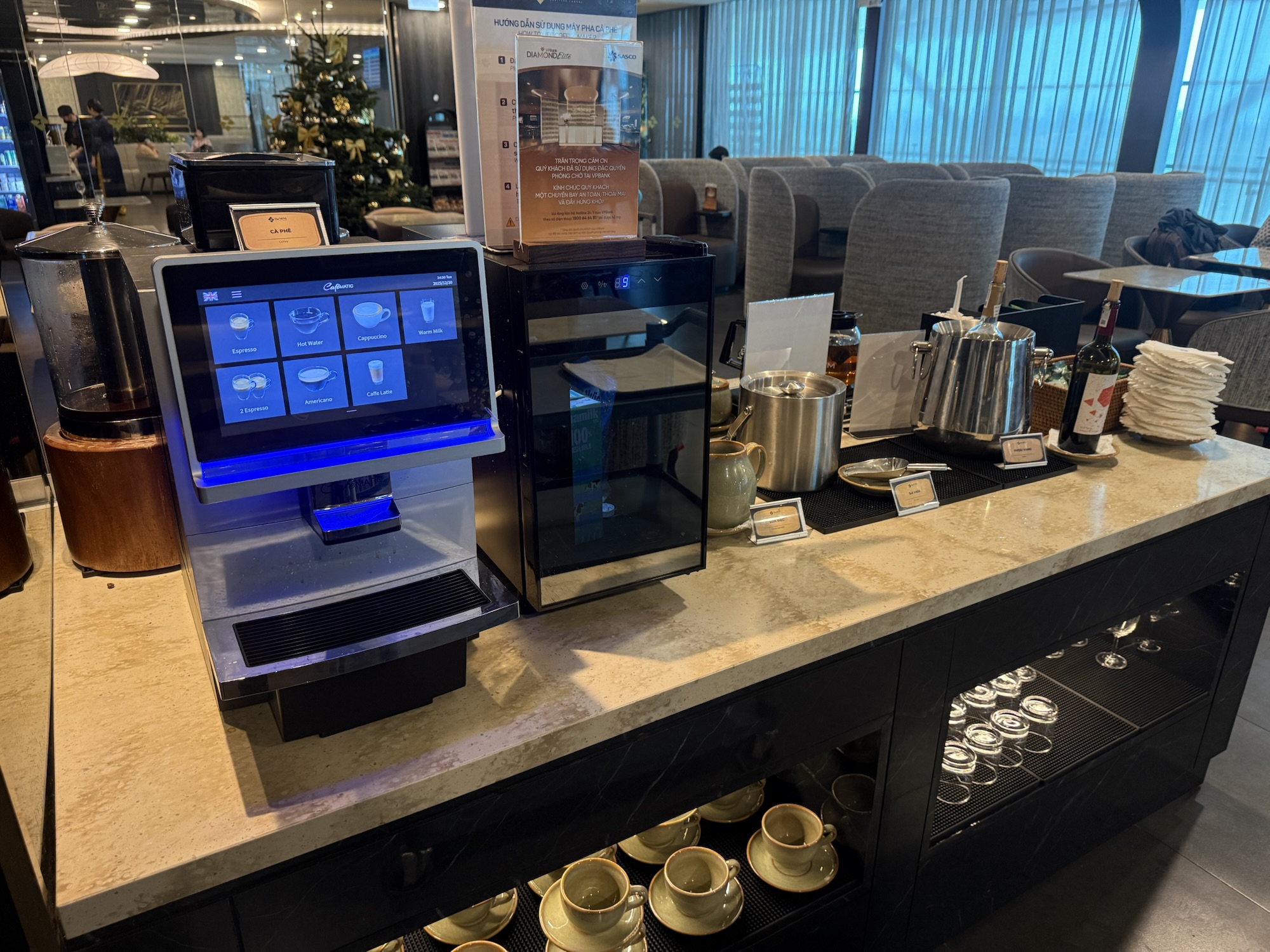 The SENS Business Loungeのコーヒーマシンとワイン